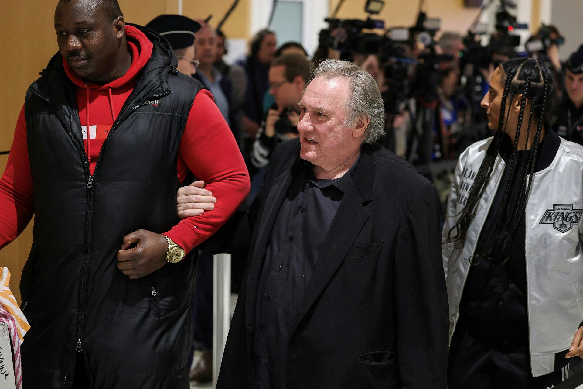 Gérard Dépardieu ankommer her til retten med en bodyguard ved sin side. Nu er dommen faldet.