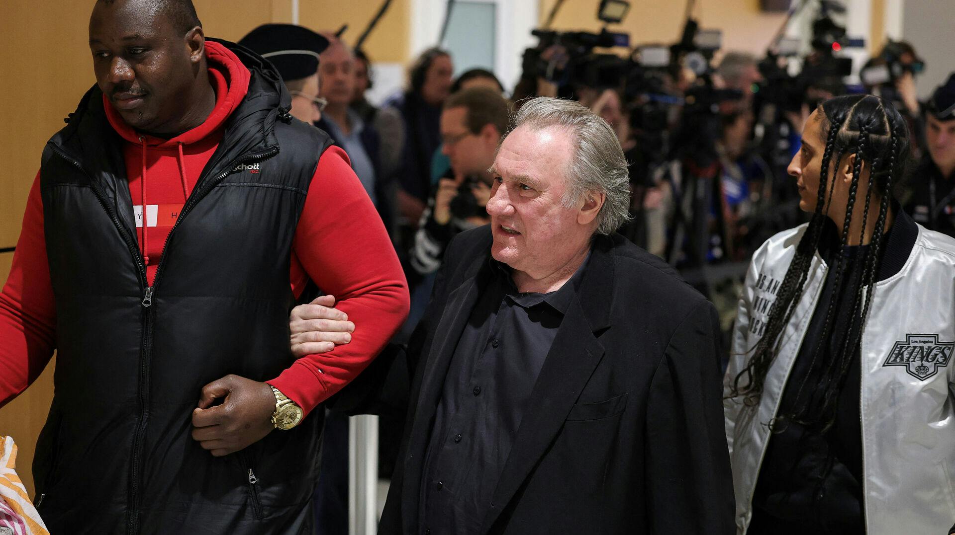 Gérard Dépardieu ankommer her til retten med en bodyguard ved sin side. Nu er dommen faldet.