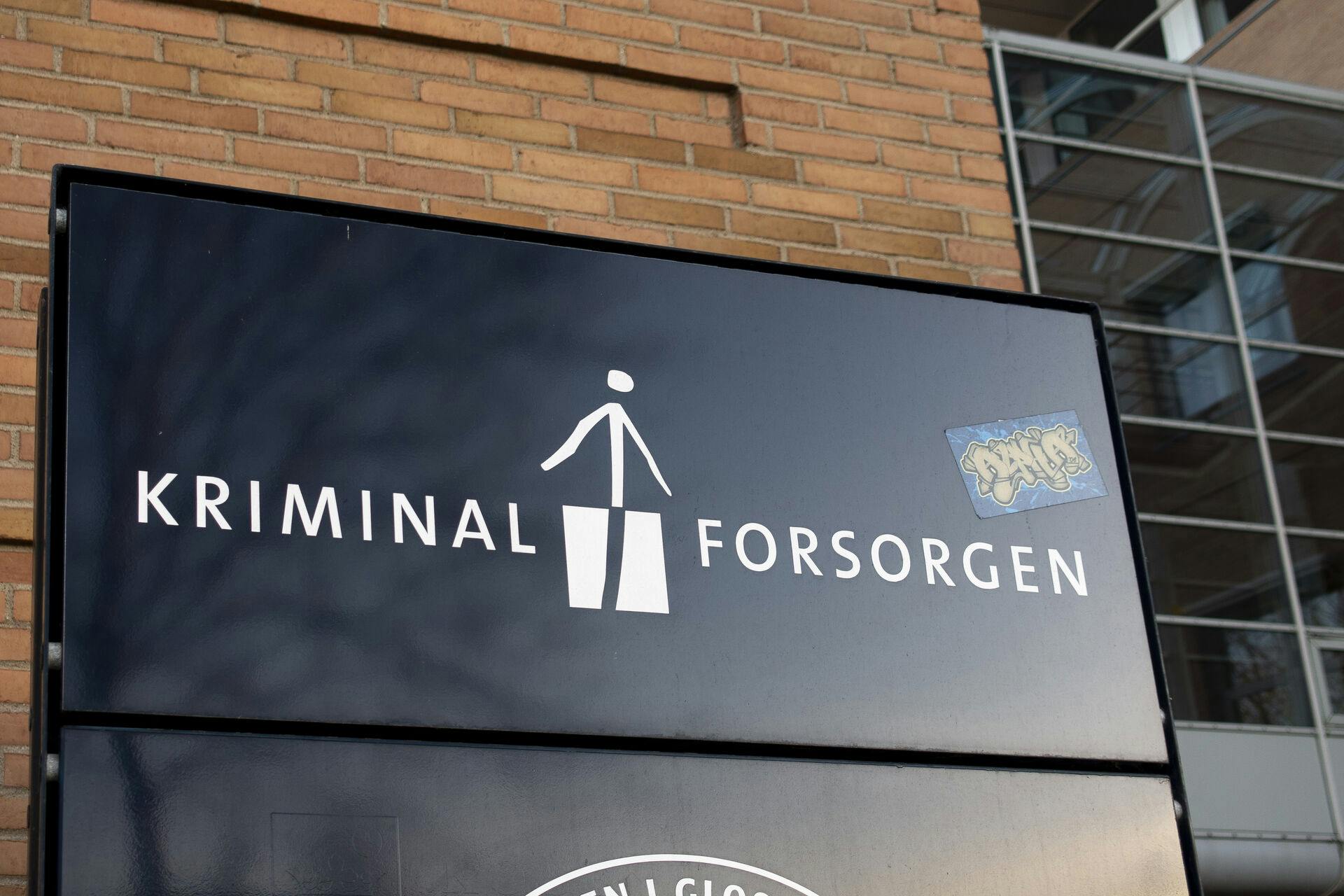 Ifølge Kriminalforsorgen er der ikke problemer med skimmelsvamp i Møgelkær Fængsel. Organisationen har dog tidligere erkendt, at der er skimmelsvamp i Sdr. Omme Fængsel.