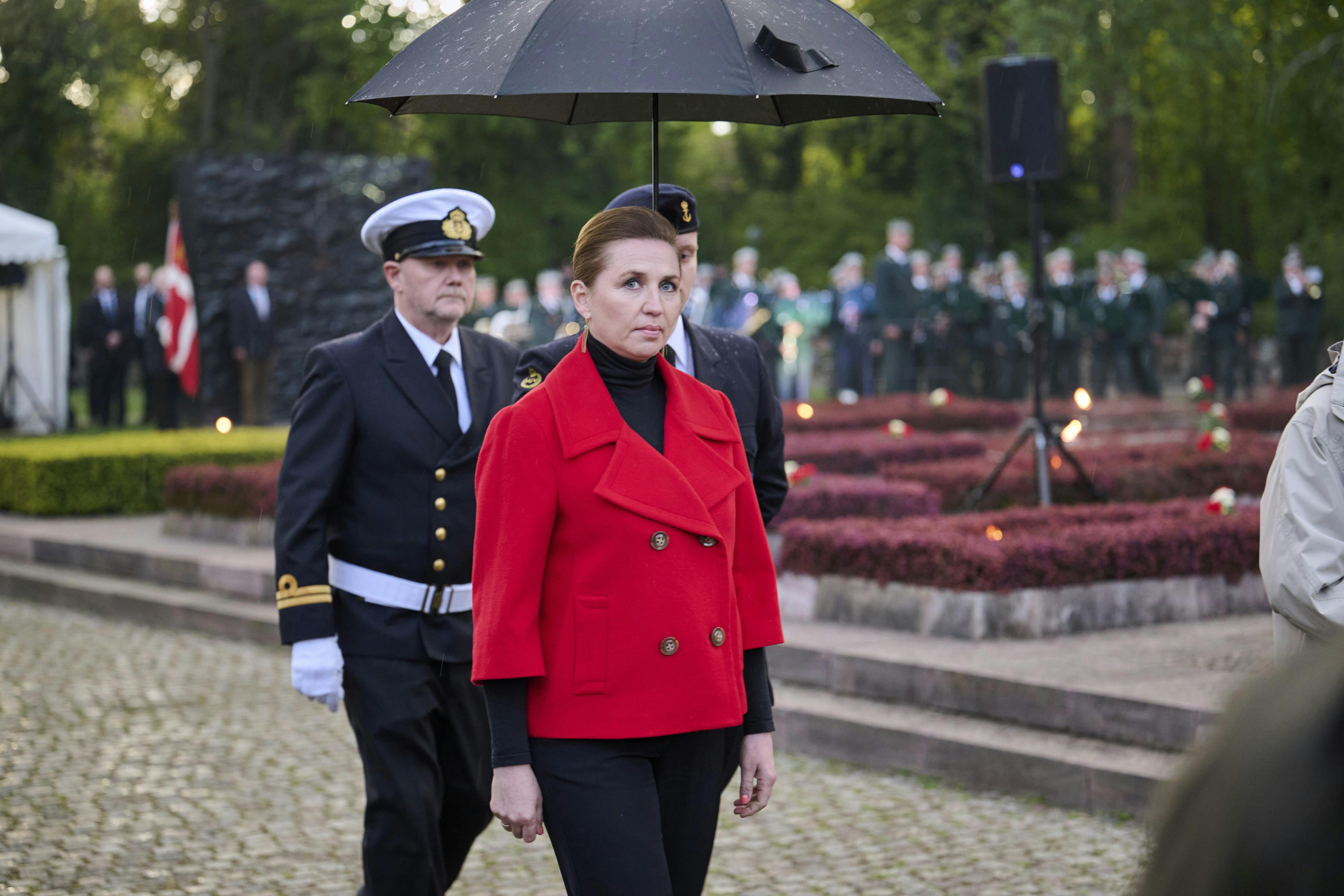 På X bliver Mette Frederiksens ansigt og identitet misbrugt til at begå investeringssvindel. Peter Hummelgaard kalder det "uacceptabelt".