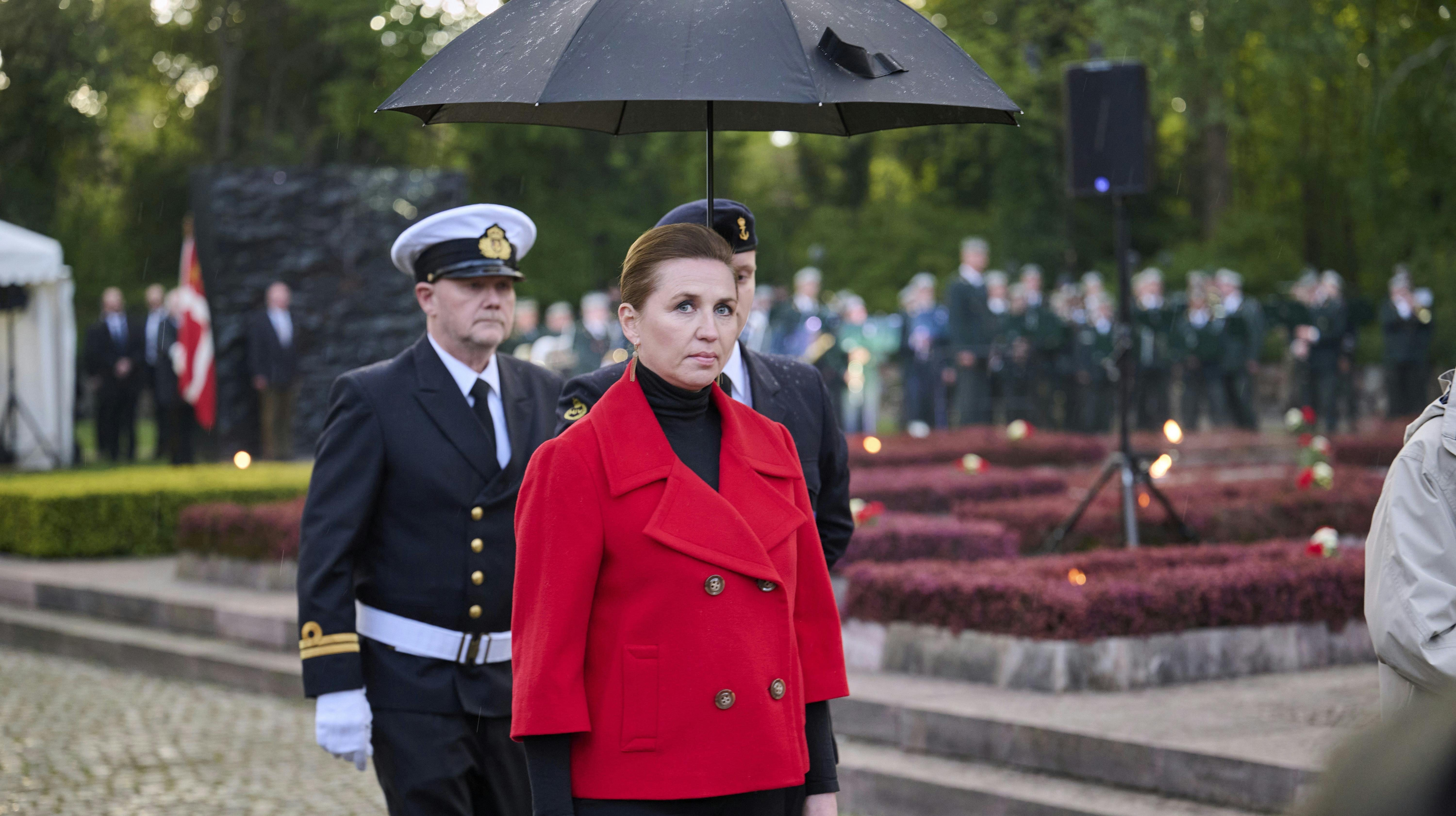 På X bliver Mette Frederiksens ansigt og identitet misbrugt til at begå investeringssvindel. Peter Hummelgaard kalder det "uacceptabelt".