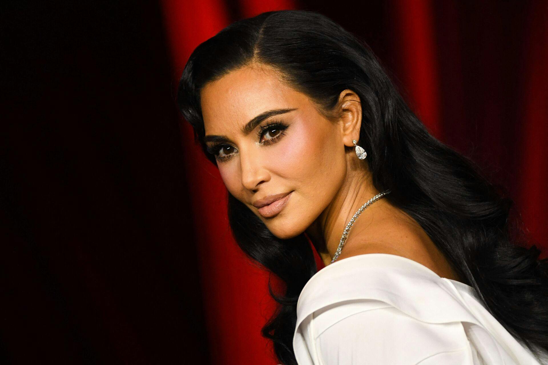Kim Kardashian skal vidne i retssagen i Paris.