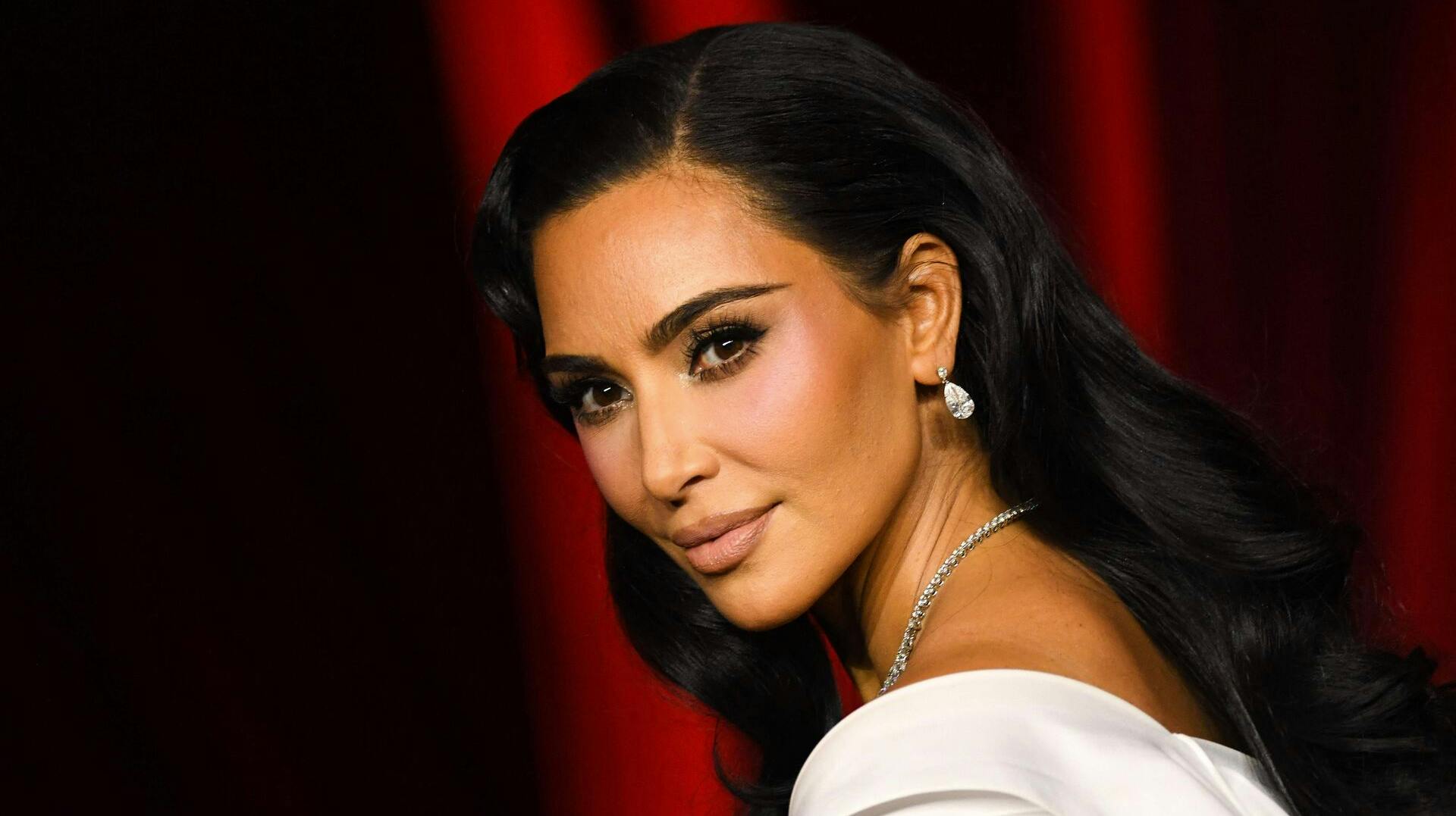 Kim Kardashian skal vidne i retssagen i Paris.