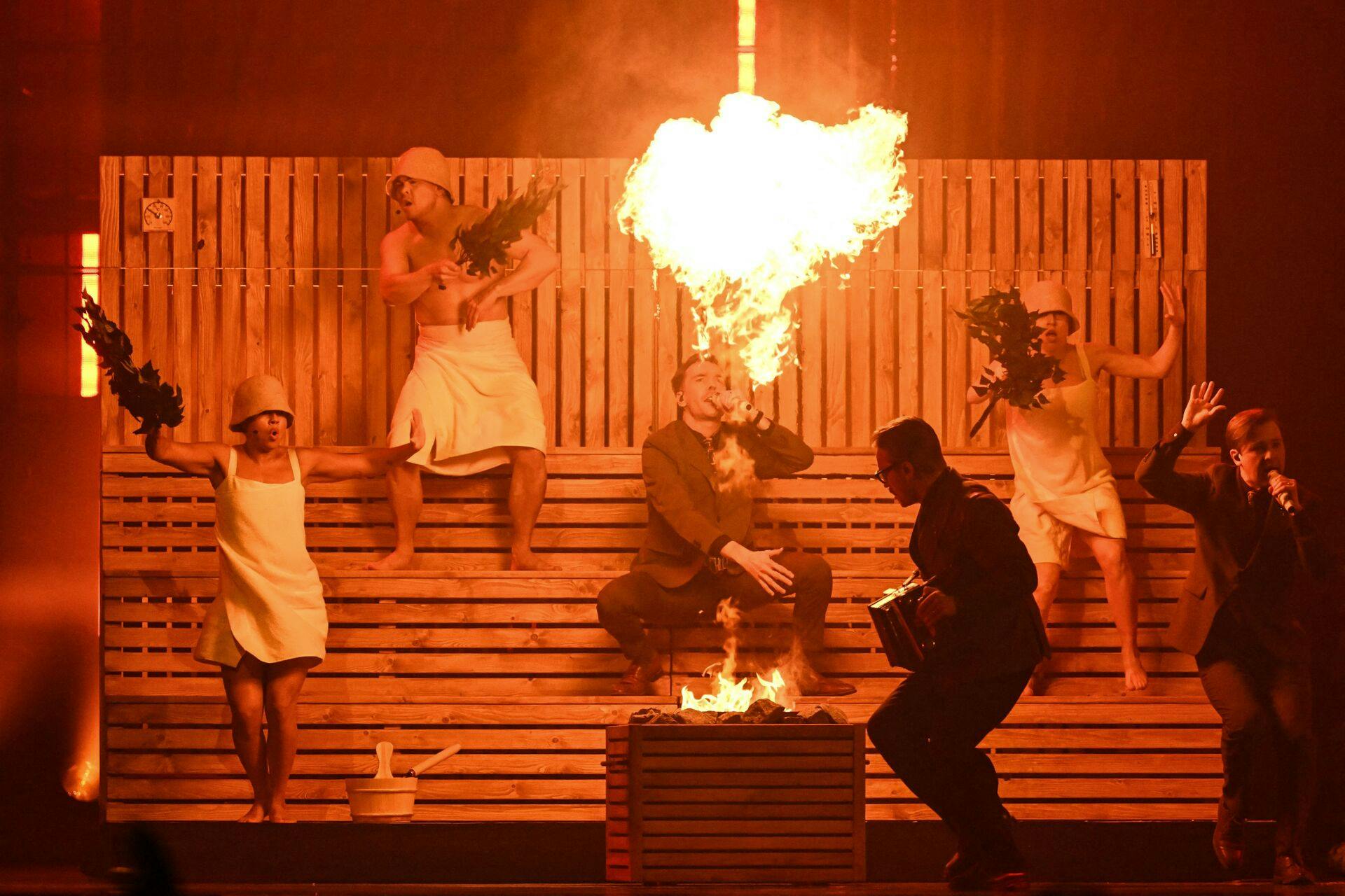 Den finske gruppe Kaj repræsenterer Sverige med sangen "Bara Bada Bastu" i Eurovision, og der er lagt i kakkelovnen til det helt store show. Her fotograferet til generalprøven forud for første semifinale.