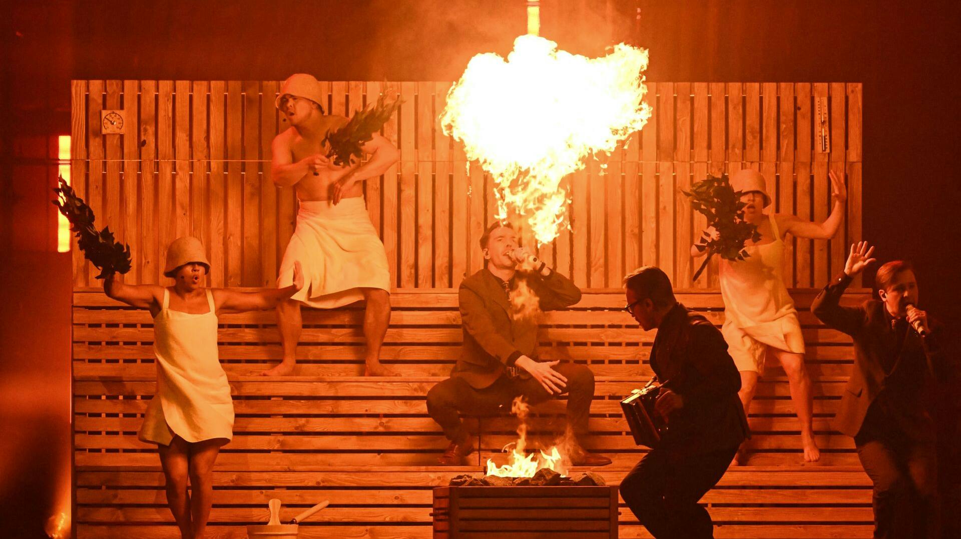 Den finske gruppe Kaj repræsenterer Sverige med sangen "Bara Bada Bastu" i Eurovision, og der er lagt i kakkelovnen til det helt store show. Her fotograferet til generalprøven forud for første semifinale.