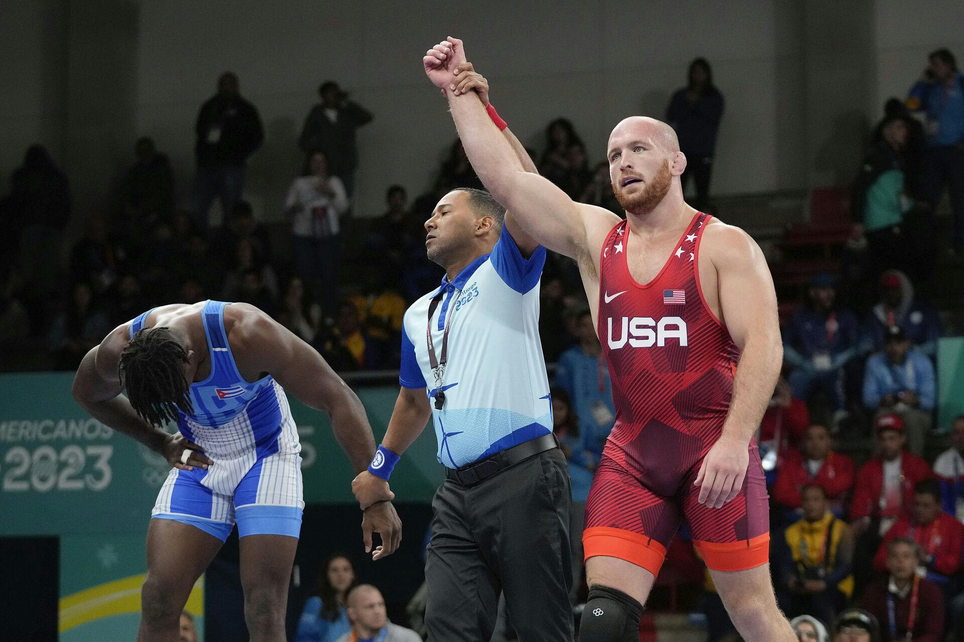 Her ses Kyle Snyder (til højre), da han i 2023 vandt guld mod Arturo Silot fra Cuba.