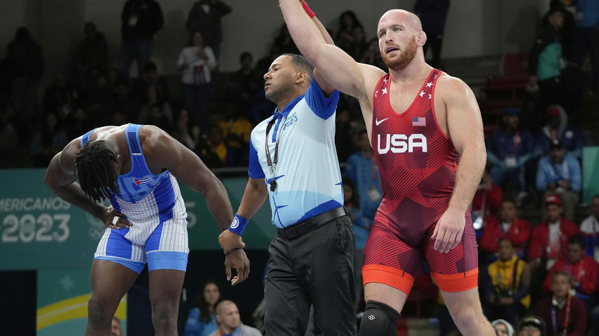Her ses Kyle Snyder (til højre), da han i 2023 vandt guld mod Arturo Silot fra Cuba.