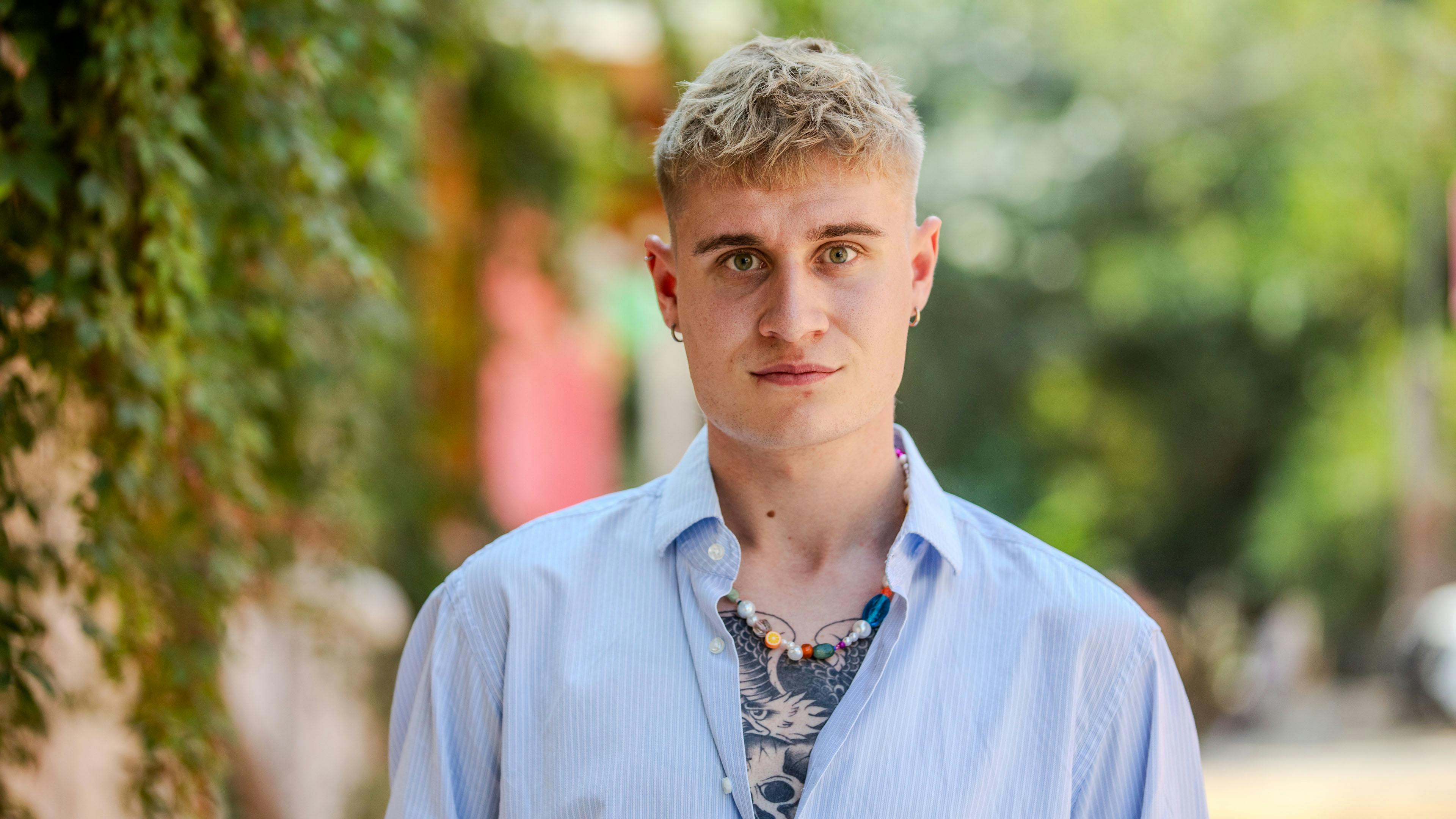 Alexander er vokset op med uro i hjemmet, nu er han klar til at finde roen i en kæreste.