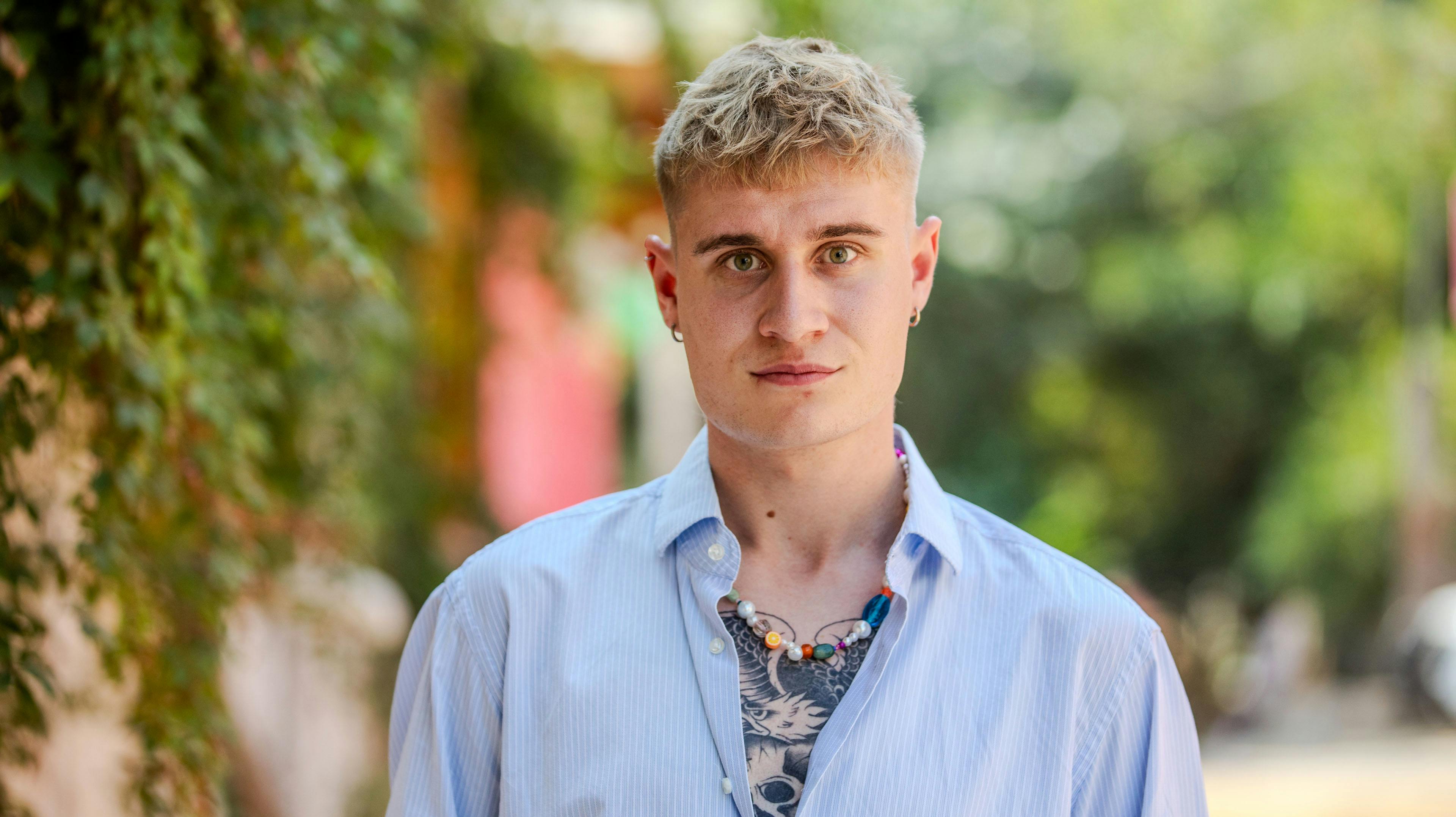 Alexander er vokset op med uro i hjemmet, nu er han klar til at finde roen i en kæreste.