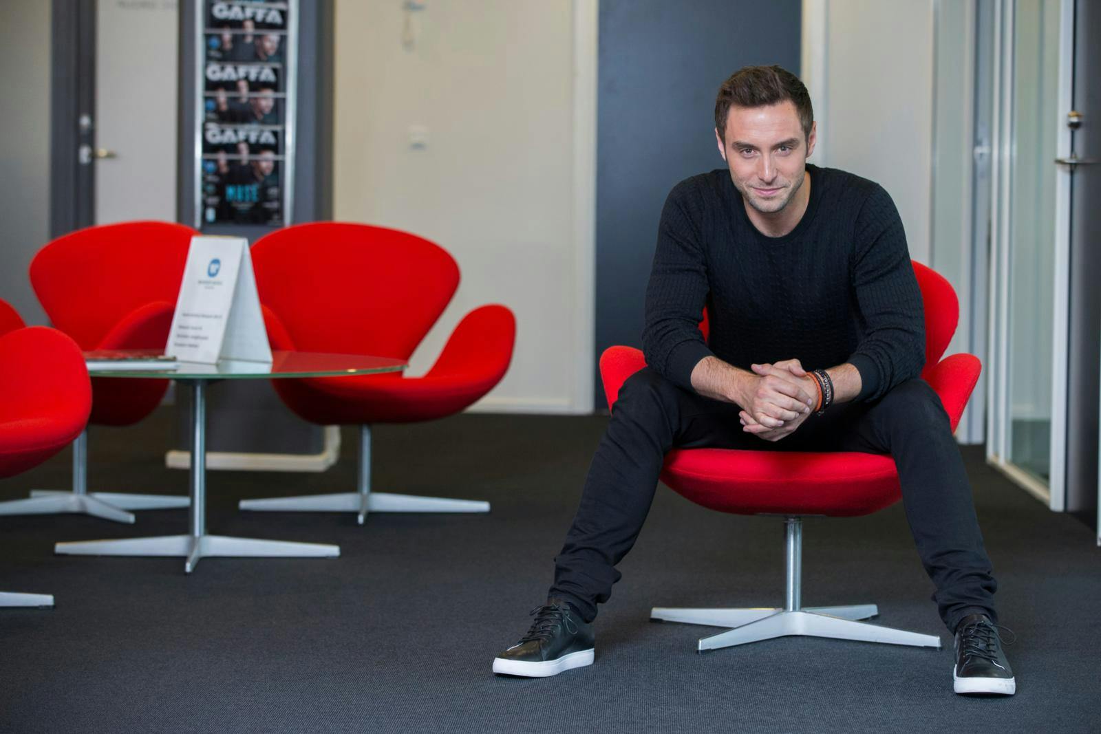 Måns Zelmerlöw sætter karrieren på pause - i stedet prioriterer han sine børn efter skilsmissen, der har skabt kaos i familiens liv.