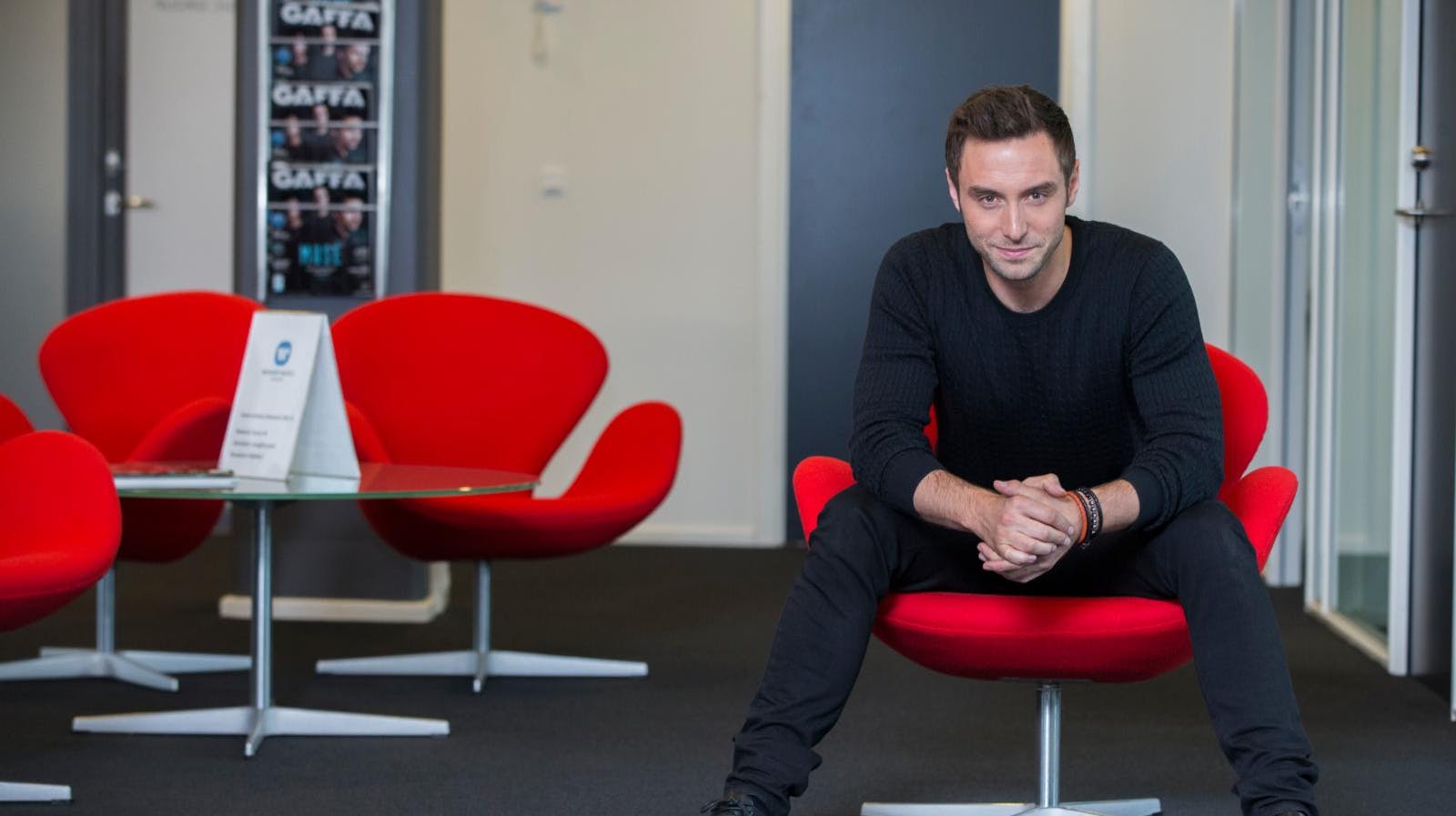 Måns Zelmerlöw sætter karrieren på pause - i stedet prioriterer han sine børn efter skilsmissen, der har skabt kaos i familiens liv.