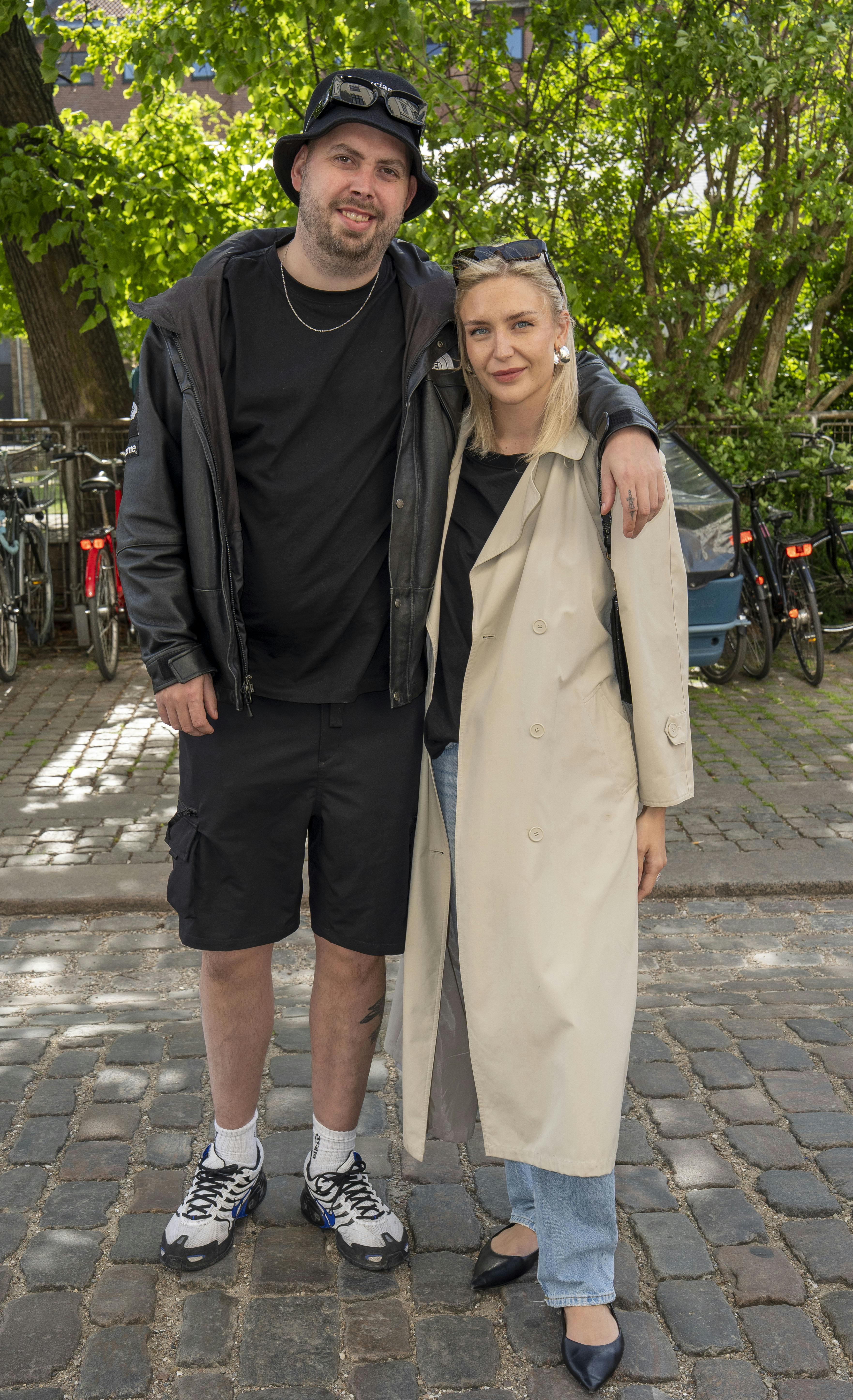 Det var en rørt kæreste Celine, der sagde ja til at blive gift.