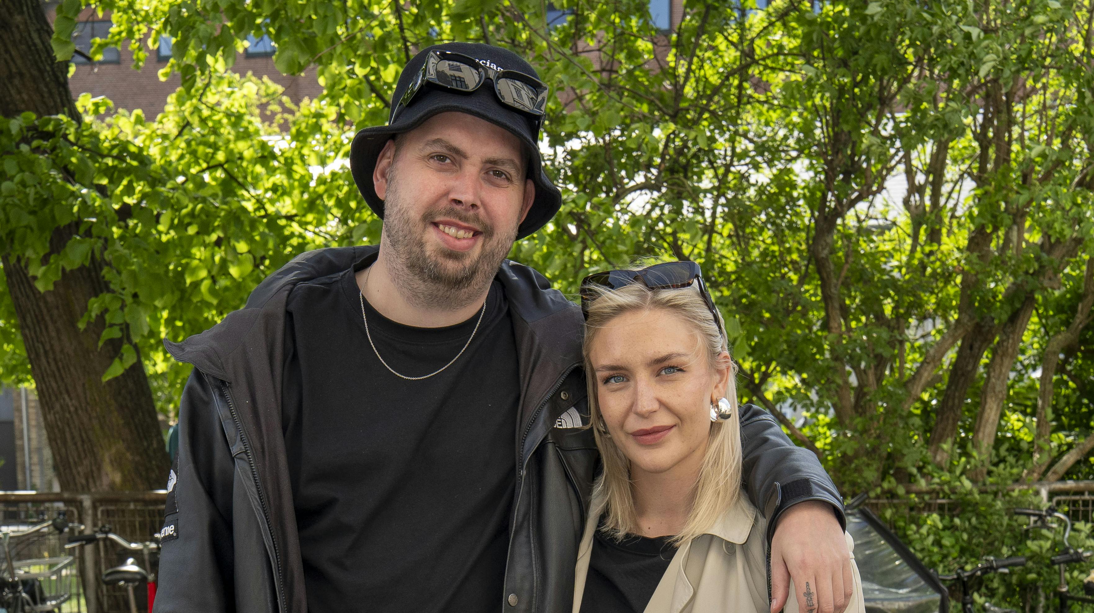 Det var en rørt kæreste Celine, der sagde ja til at blive gift.