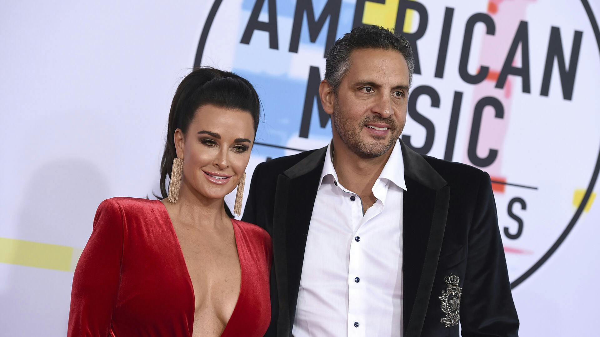 Kyle Richards, left, and Mauricio Umansky arrive at the American Music Awards on Tuesday, Oct. 9, 2018, at the Microsoft Theater in Los Angeles. (Photo by Jordan Strauss/Invision/AP)