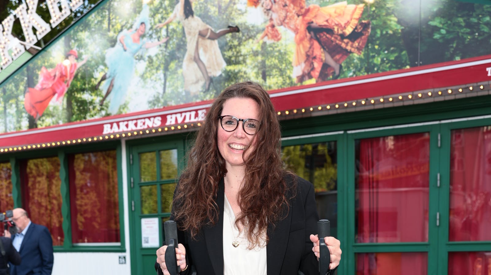 Johanne Wessman skiftede i 2022 kørestolen ud med gangstativ. Snart kan hun gå over til stok.