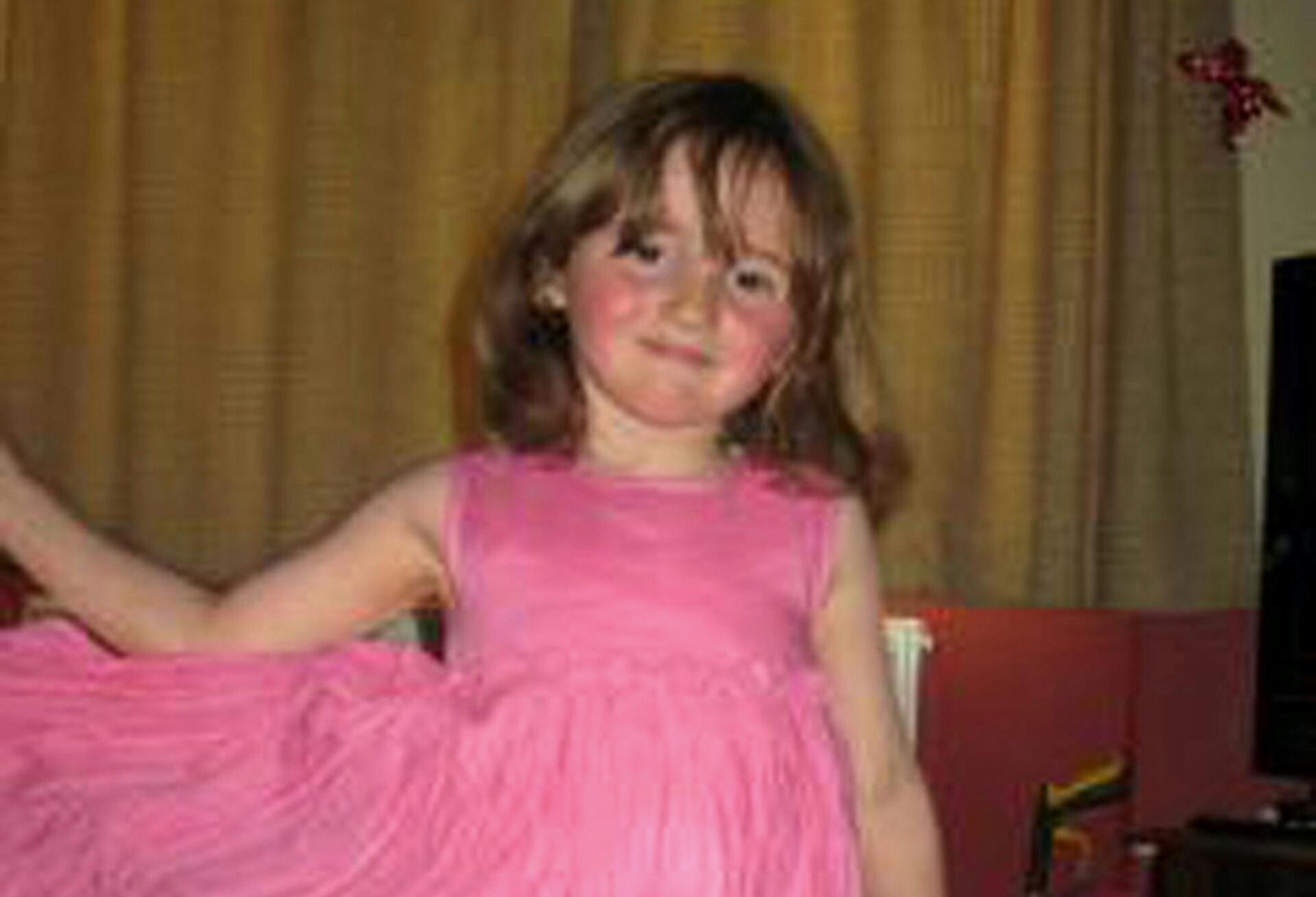 April Jones var bare fem år gammel, da hun blev kidnappet. Trods en intensiv eftersøgning er det kun lykkedes at finde enkelte knoglerester fra den lille pige. Knogleresterne blev fundet i Mark Bridgers hjem