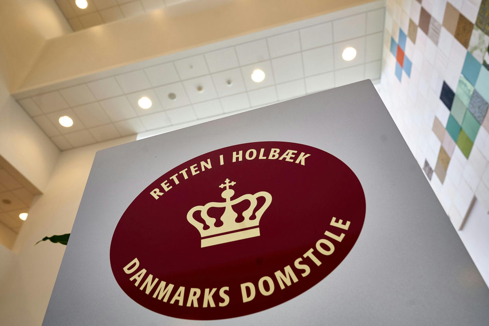 Skilt ved retten i Holbæk den 3. juni 2021