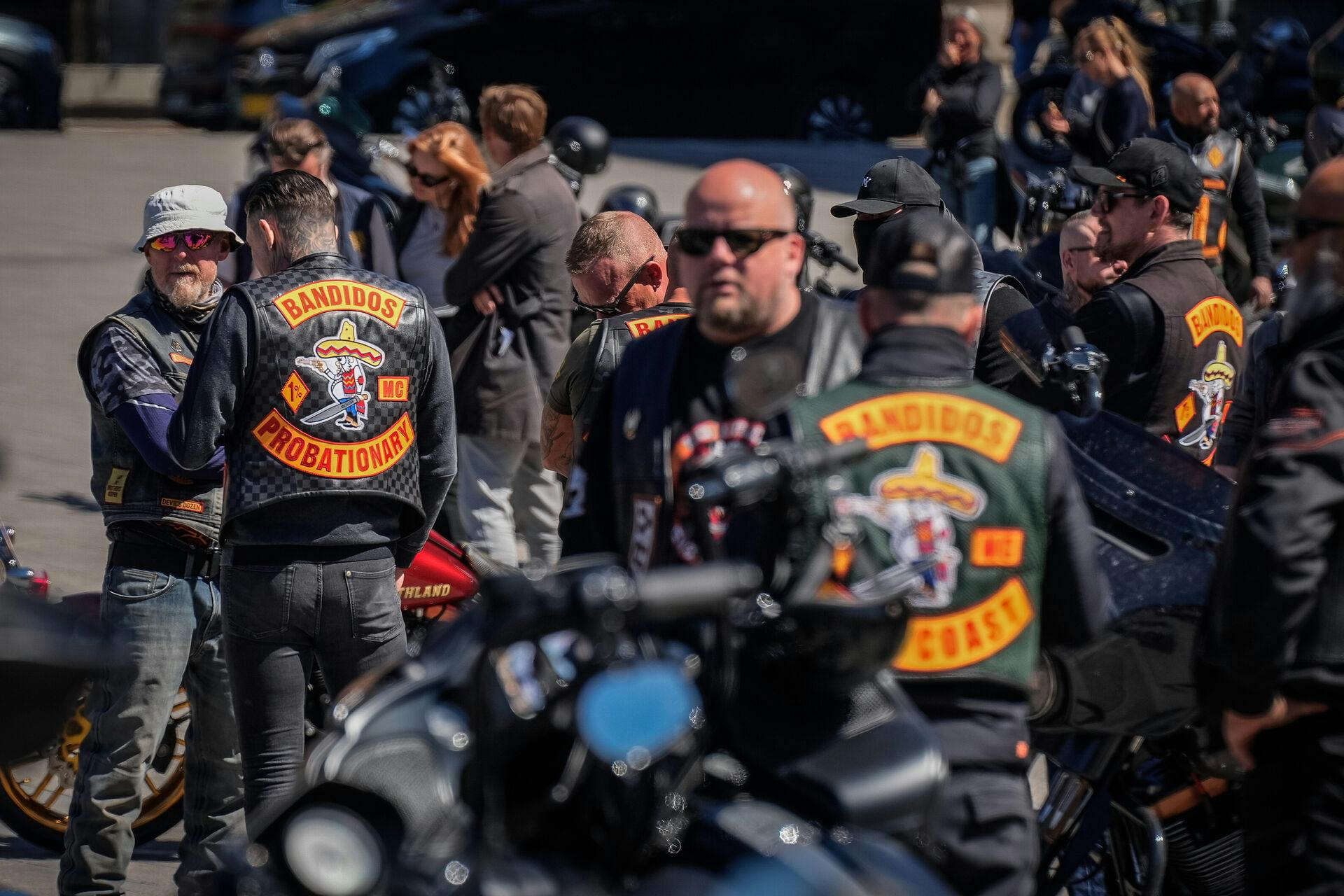 Medlemmer af Bandidos samlet på Rådhuspladsen. Det er ikke længere tilladt at bære en Bandidos-vest i Danmark, de er midlertidigt forbudte.