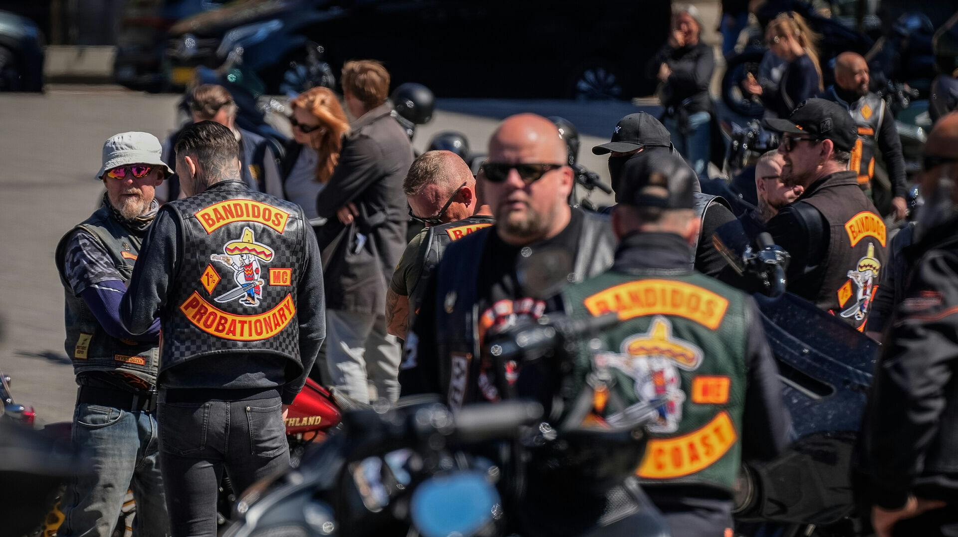 Medlemmer af Bandidos samlet på Rådhuspladsen. Det er ikke længere tilladt at bære en Bandidos-vest i Danmark, de er midlertidigt forbudte.