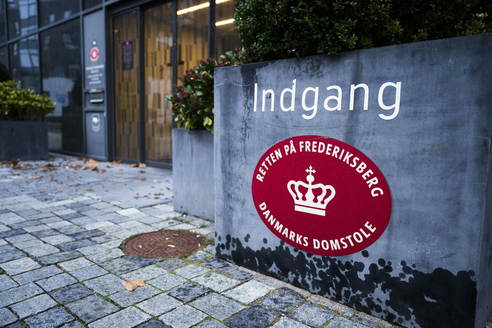 Det kom frem i byretten, at de to søskende ikke taler sammen i dag som følge af episoden.