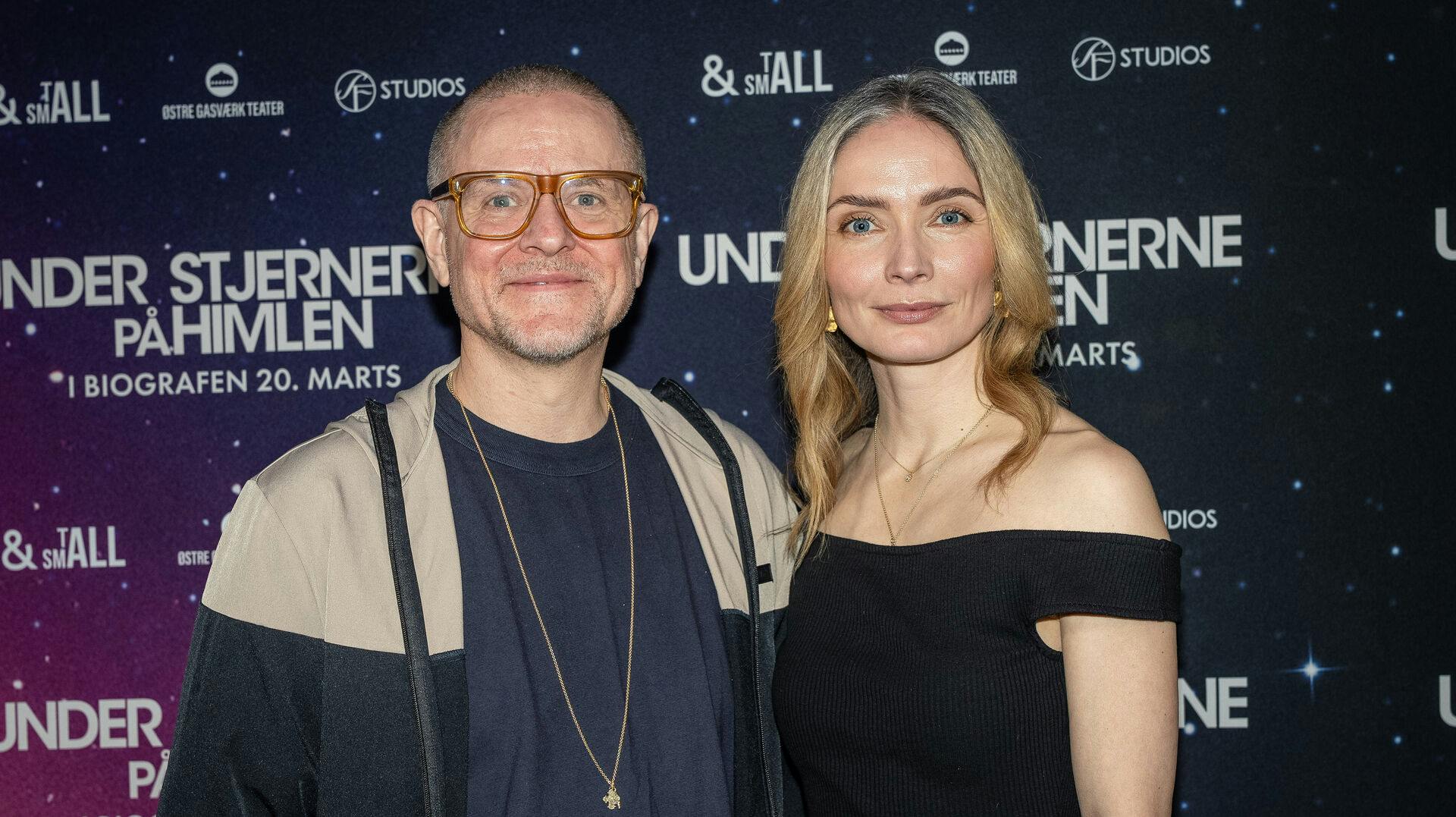 Anders Matthesen og Neel Rønholt ankommer til gallapremieren på filmen Under Stjernerne på himlen i Østre Gasværk Teater tirsdag den 18. marts 2025. (Foto: Emil Nicolai Helms/Scanpix 2025)