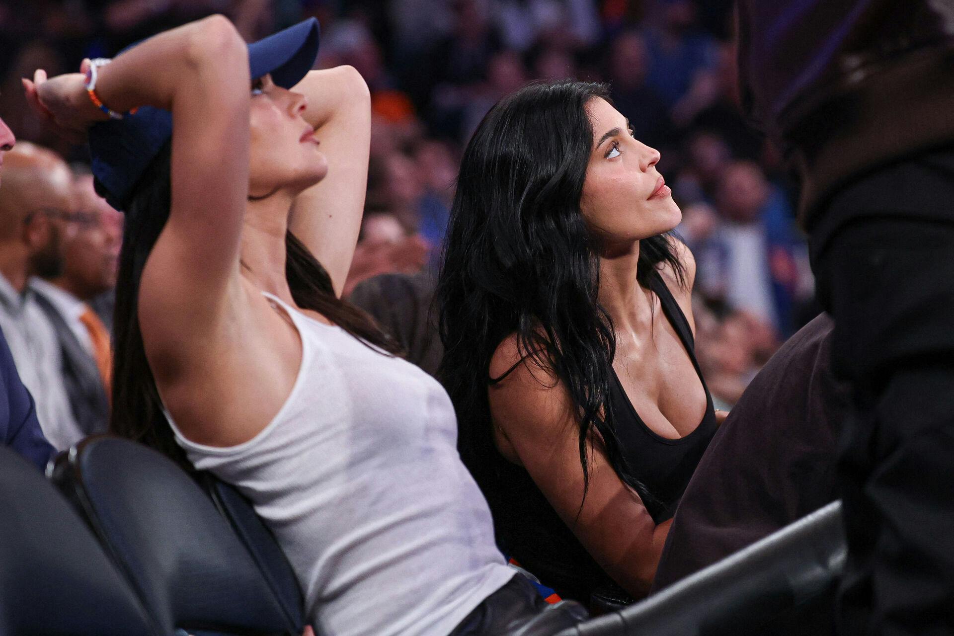 Kylie (th.) og Kendall til Boston Celtics-kamp i New York mandag aften.
