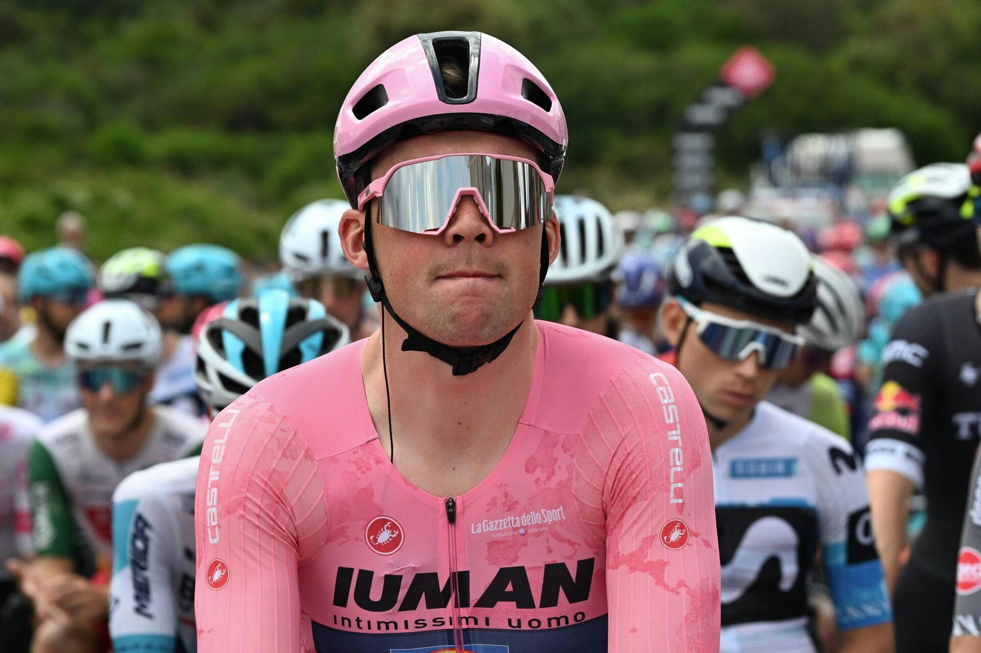 Mads Pedersen er en flot fyr i pink.
