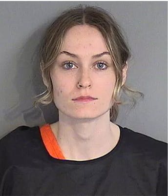 Den 24-årige sygeplejerske Nia Ayers, som nu er anholdt.