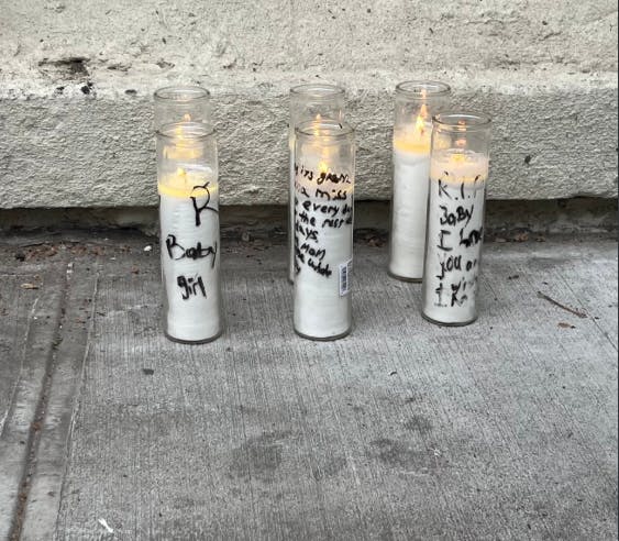 Lys er blevet lagt foran den lejlighedsbygning, hvor den 16-årige Evette Jeffrey boede sammen med sin familie.