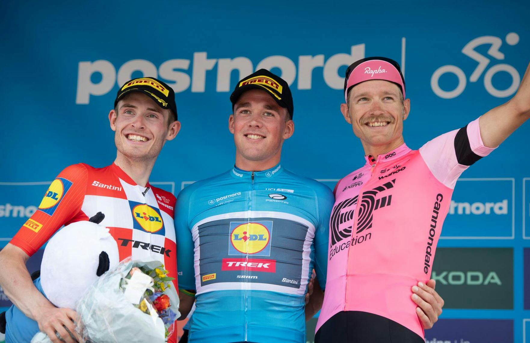 Mads Pedersen og Magnus Cort på podiet på femte etape af Danmark Rundt 2023. Til venstre Mattias Skjelmose.