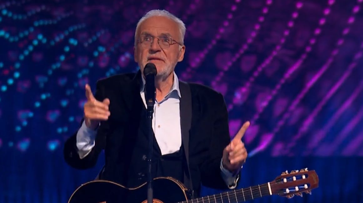 Jørgen Olsen på Eurovision-scenen, før DR cuttede ham af.