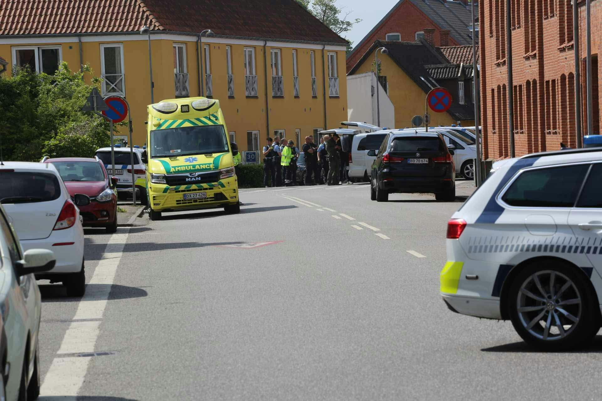 Politi og redningsmandskab rykkede talstærkt ud til Sorø rådhus, efter en mistænkt gerningsmand blev ramt af skud fra politiet.