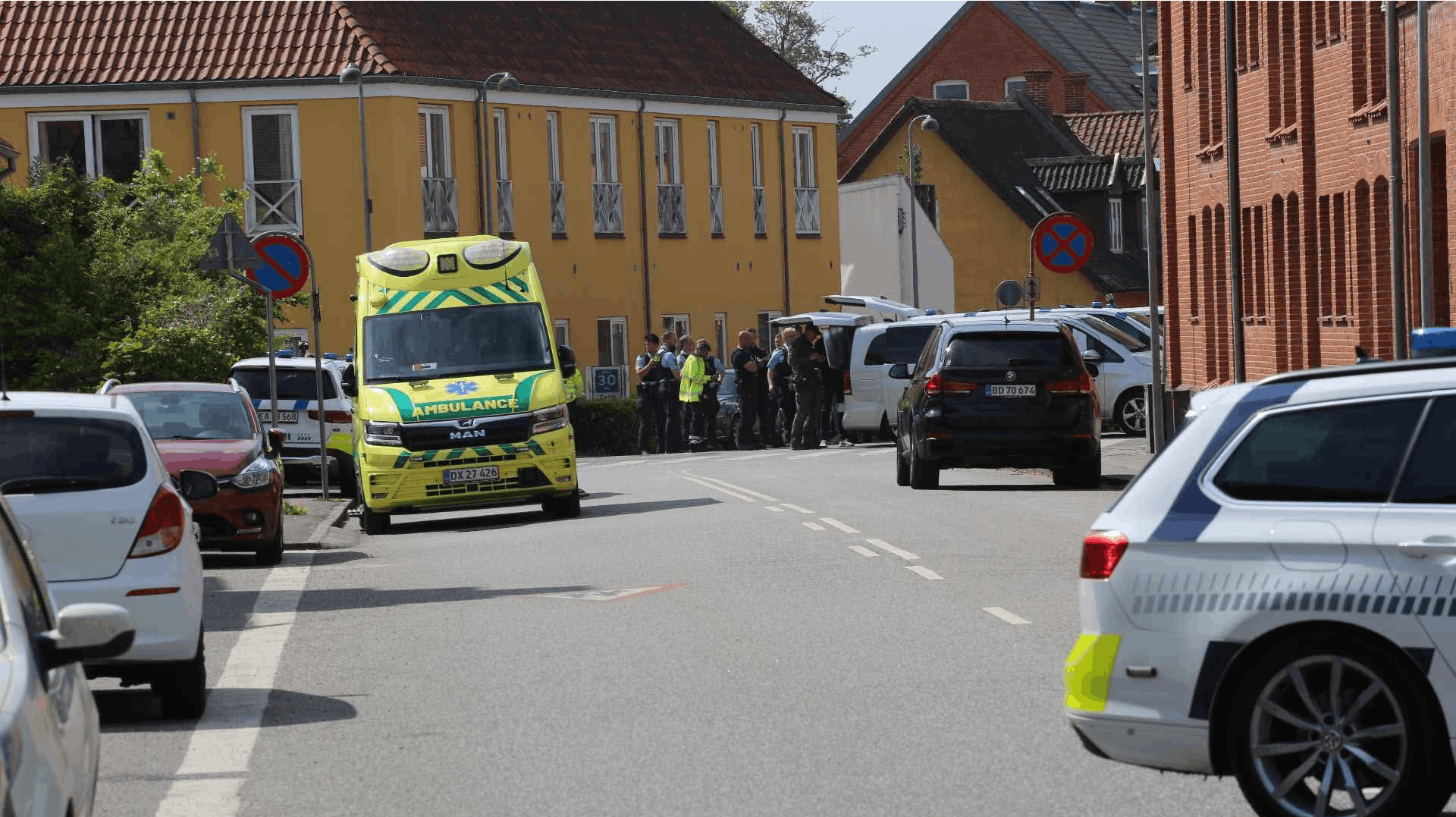 Politi og redningsmandskab rykkede talstærkt ud til Sorø rådhus, efter en mistænkt gerningsmand blev ramt af skud fra politiet.