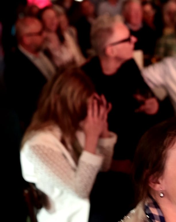 Riskærs kæreste i det, der kunne ligne et "hvad laver jeg her?"-øjeblik.