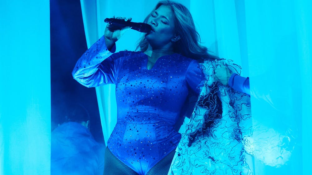 Sissals nye show er meget blåt.