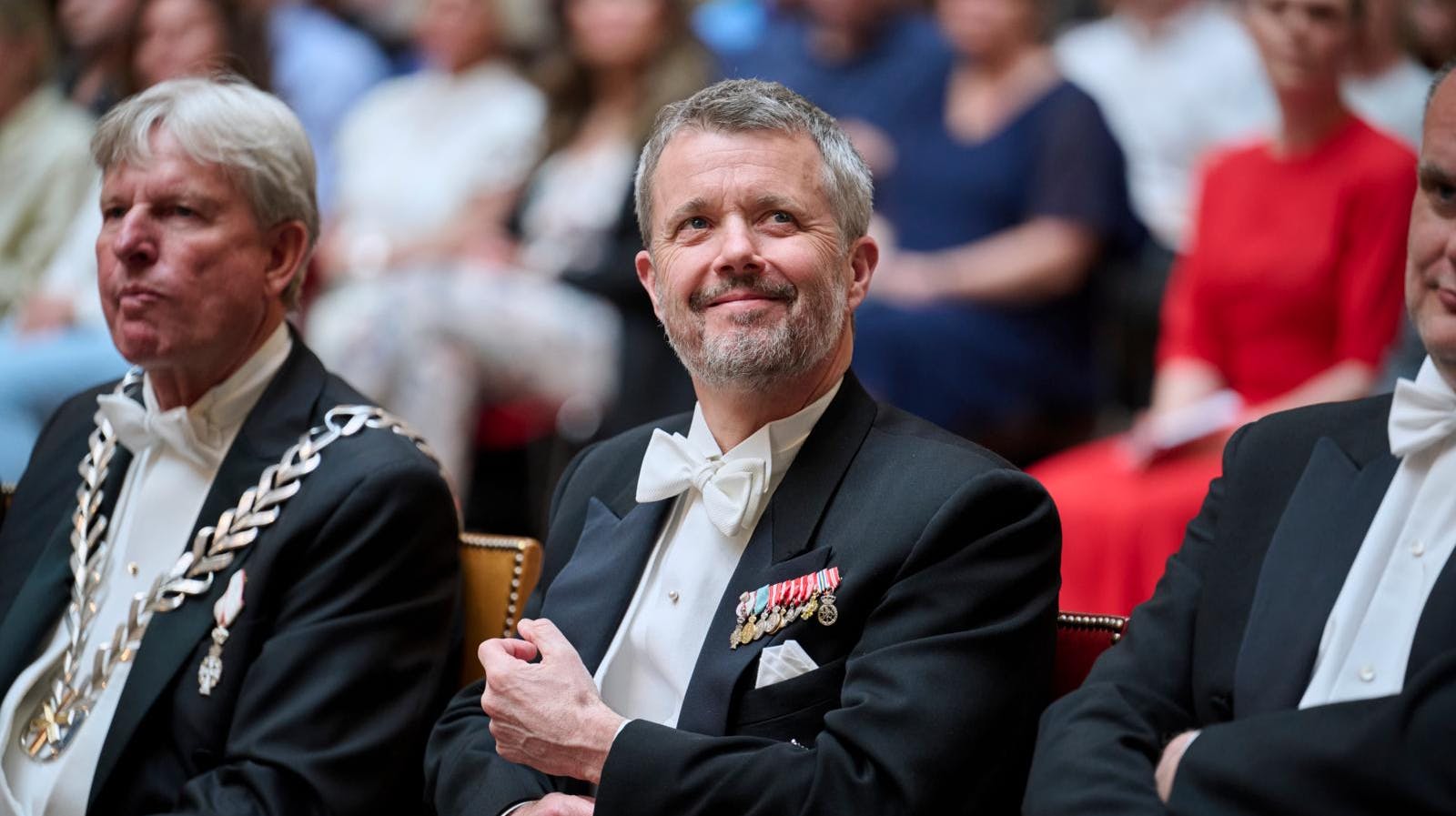 Kong Frederik drager mod solskinsøen fredag for at deltage i premieren på årets bukkejagt.