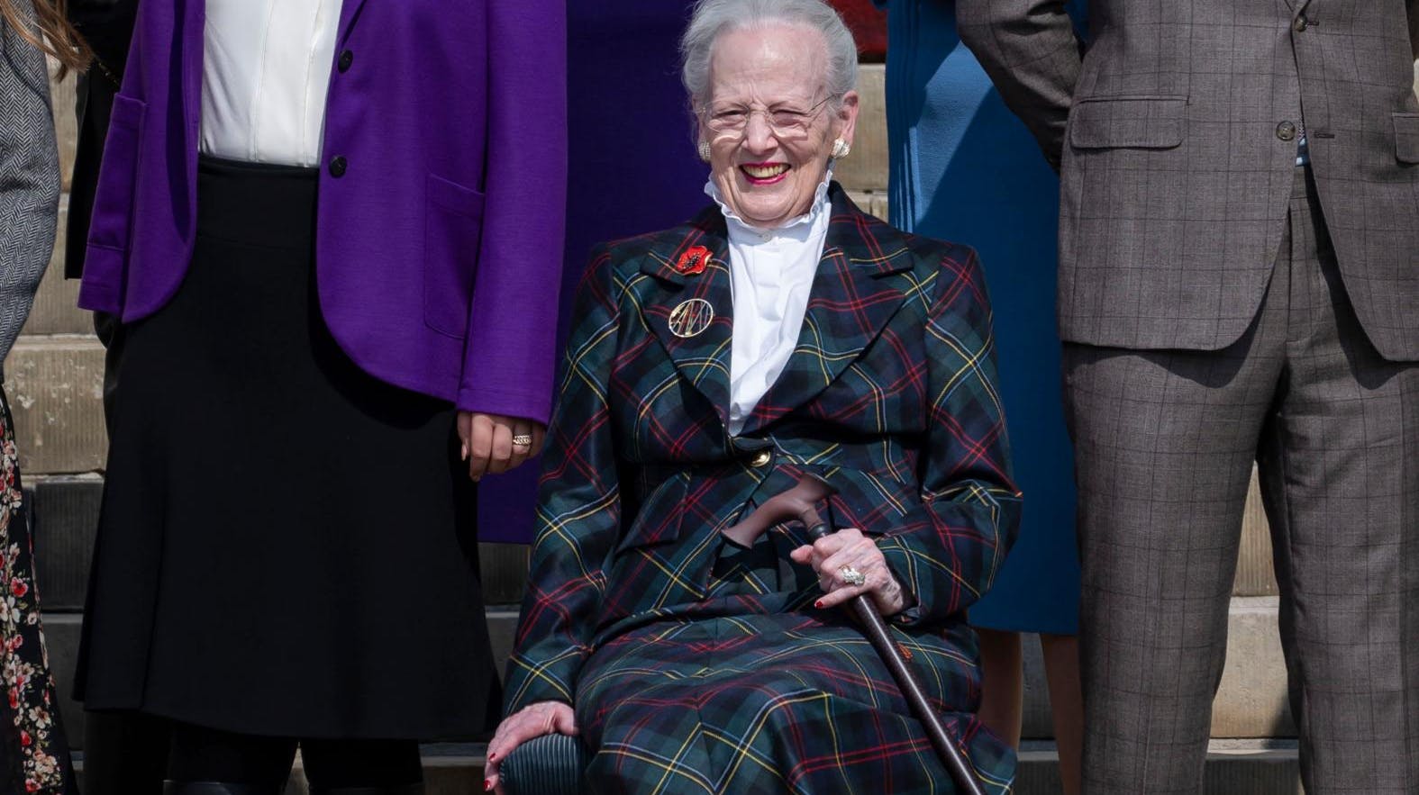 Ofte må dronningen ty til en stol, når hun er ude til offentlige arrangementer.