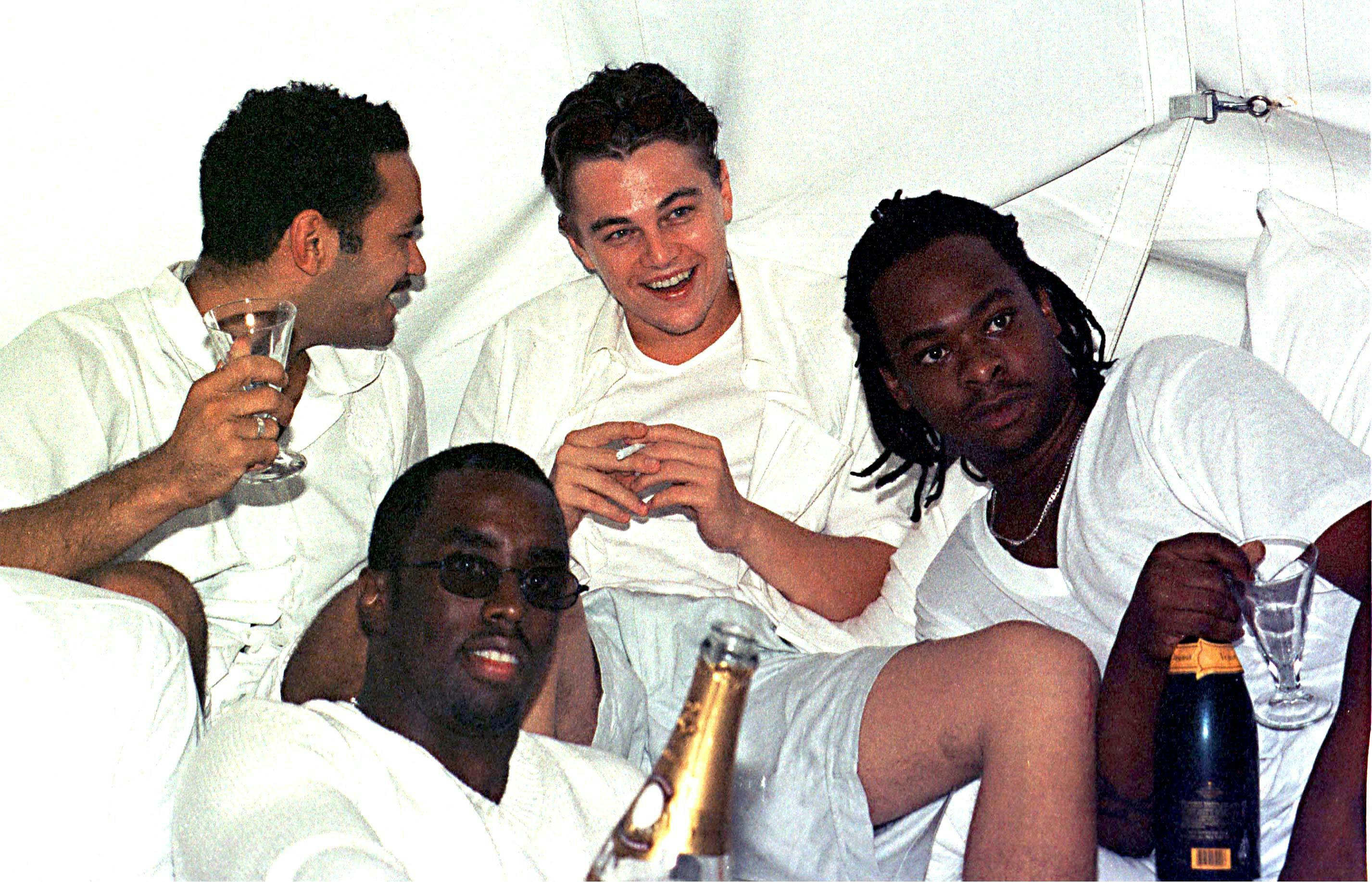 En ualmindeligt lang række kendisnavne er nævnt i Diddy-sagen. Blandt andet Leonardo DiCaprio, der her ses med Diddy (nederst) til en af de famøse "Freak Off"-fester. 