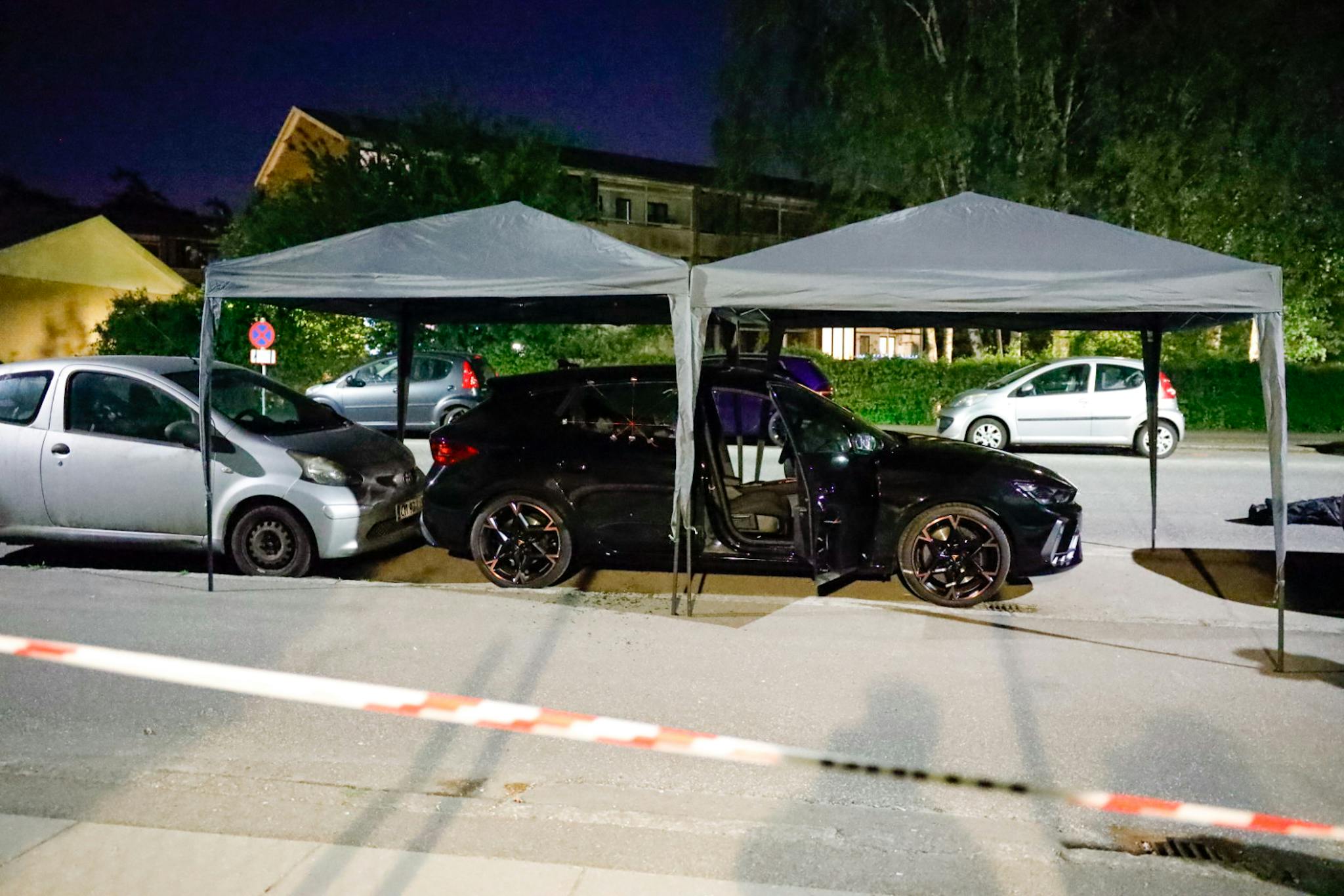 Det var denne bil, som den 35-årige mand blev skudt og dræbt i. Inde i bilen sad samtidig en 12-årig pige.