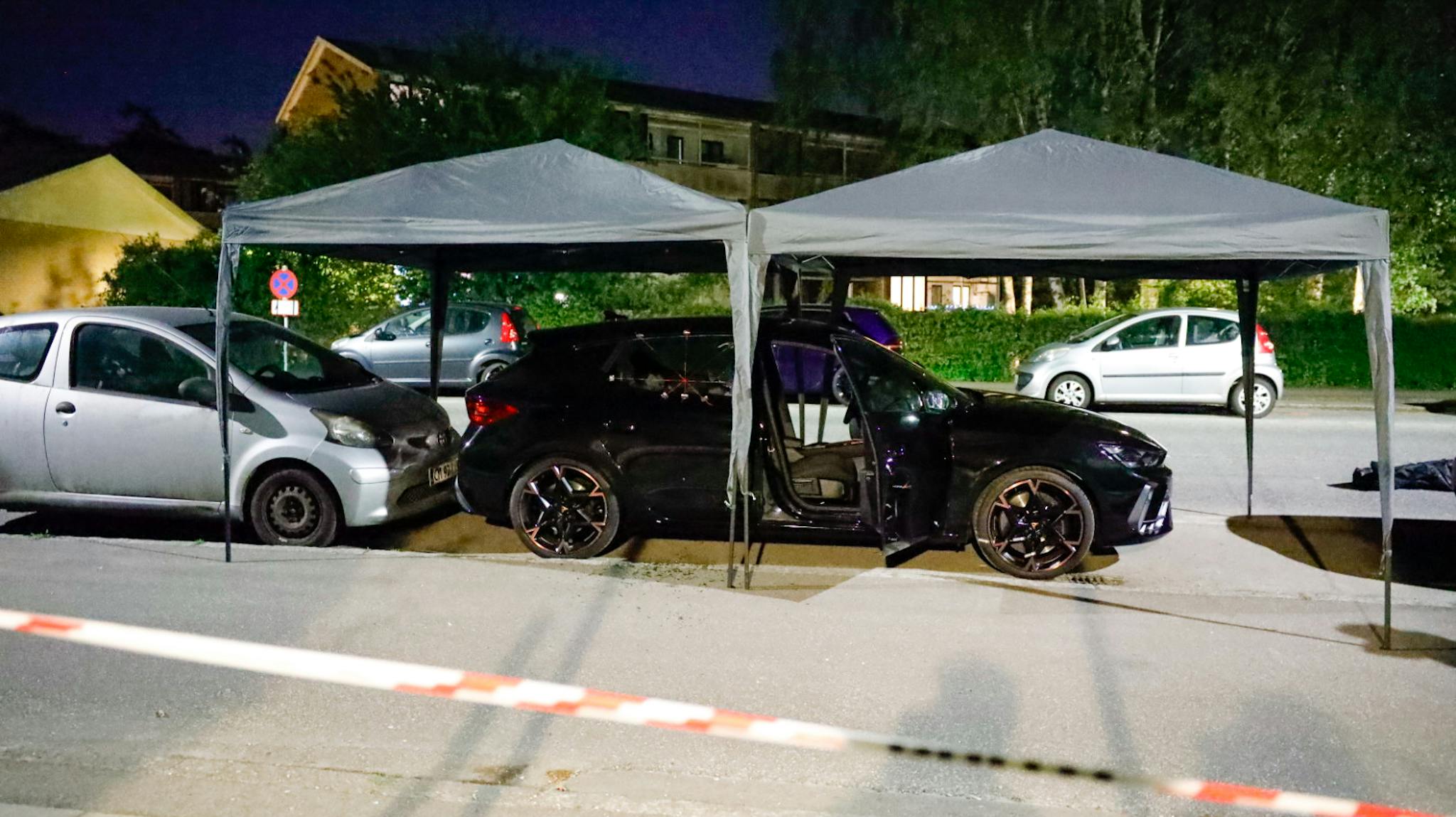 Det var denne bil, som den 35-årige mand blev skudt og dræbt i. Inde i bilen sad samtidig en 12-årig pige.