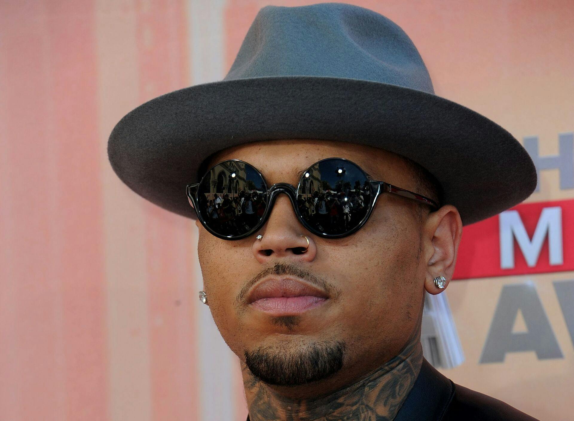 Chris Brown er nu sigtet for et voldeligt overfald på en musikproducer i London tilbage i 2023.