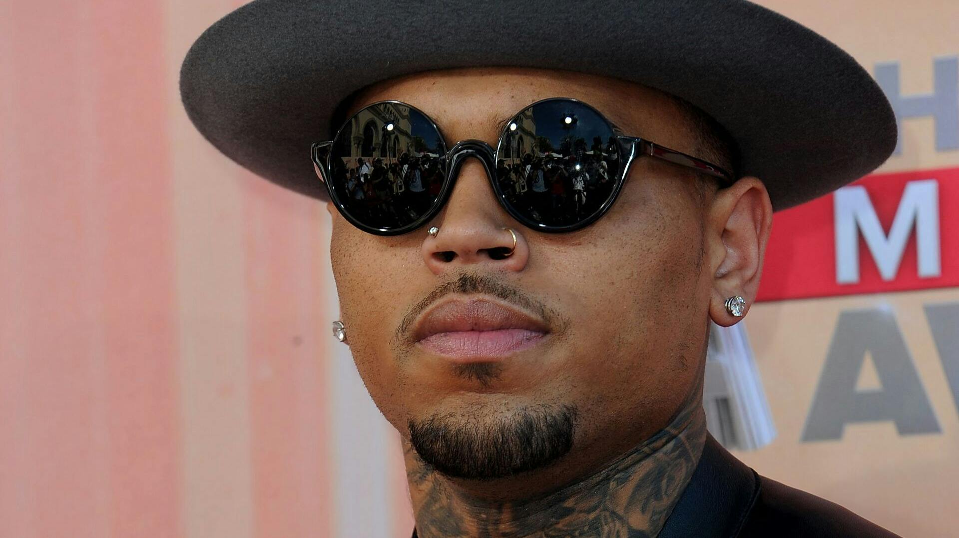 Chris Brown er nu sigtet for et voldeligt overfald på en musikproducer i London tilbage i 2023.