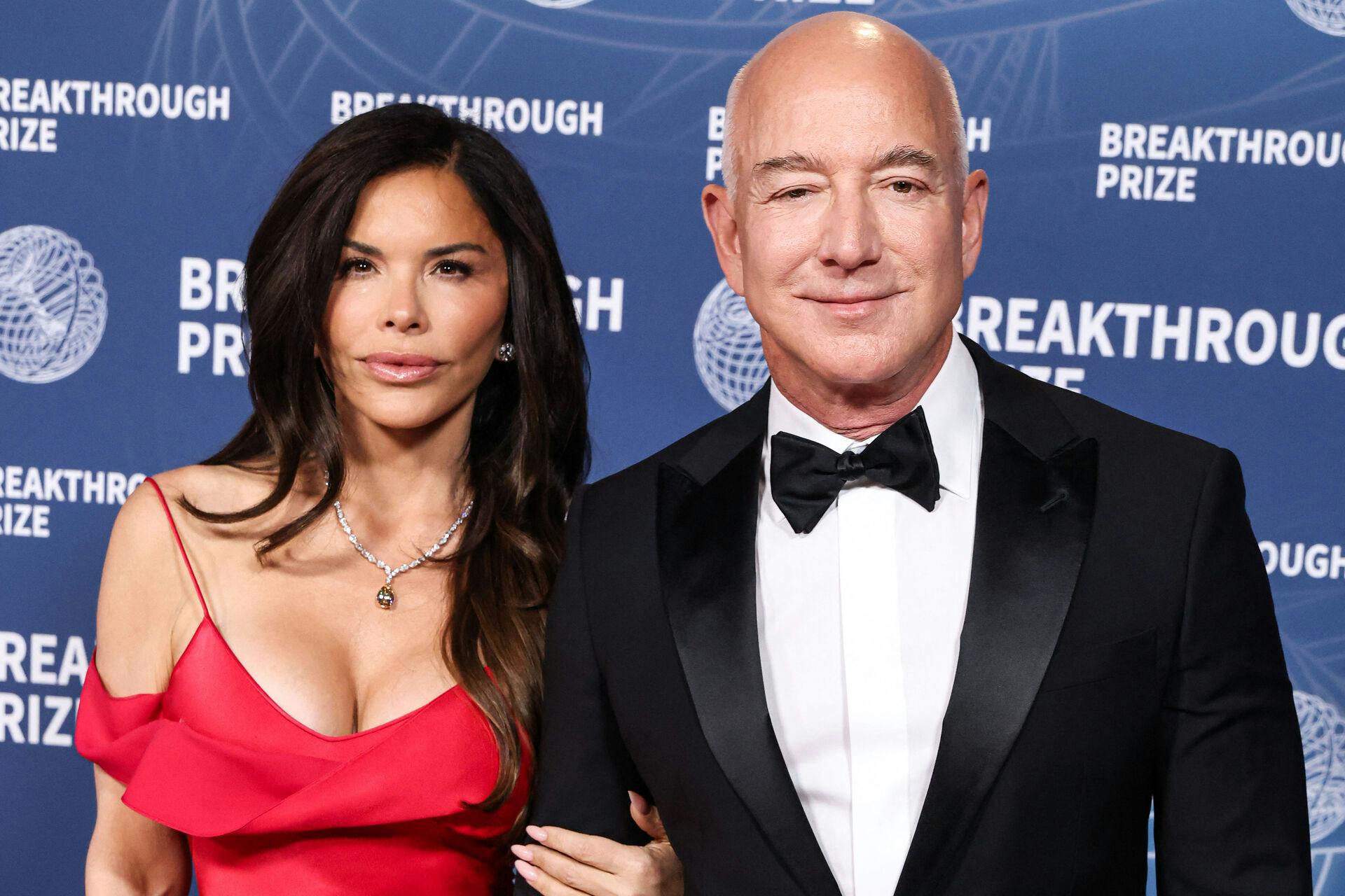 Lauren Sanchez og Jeff Bezos er blevet ofre for bedrageri. To personer udgav sig nemlig for at være dem. Og de ligner!