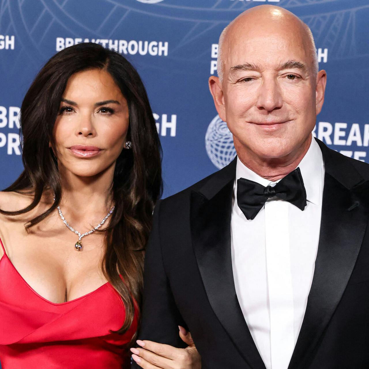 Lauren Sanchez og Jeff Bezos er blevet ofre for bedrageri. To personer udgav sig nemlig for at være dem. Og de ligner!