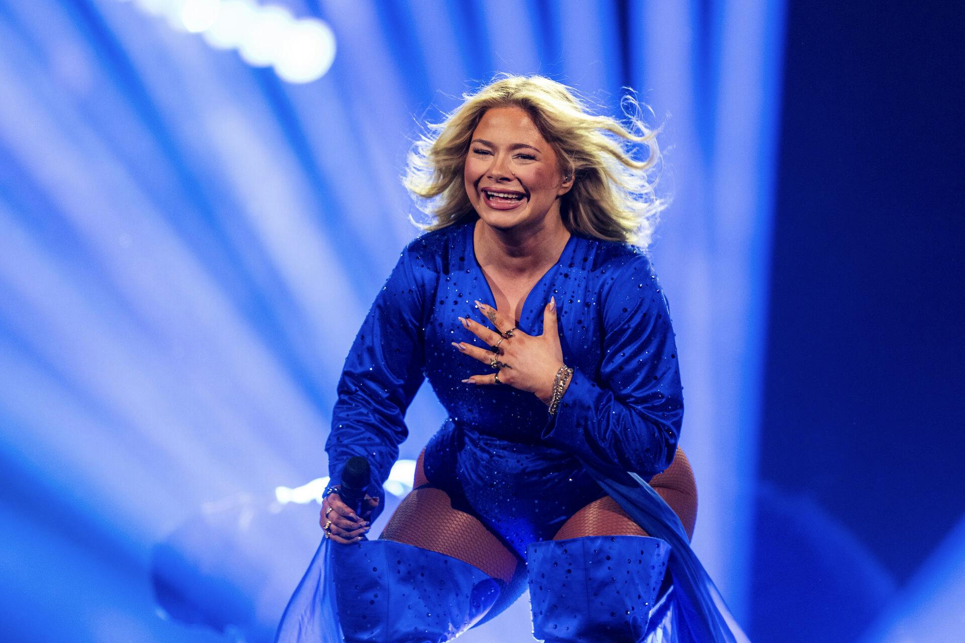 Danmarks Sissal optræder med sangen "Hallucination" i den anden semifinale i årets Eurovision i Basel, Schweiz.
