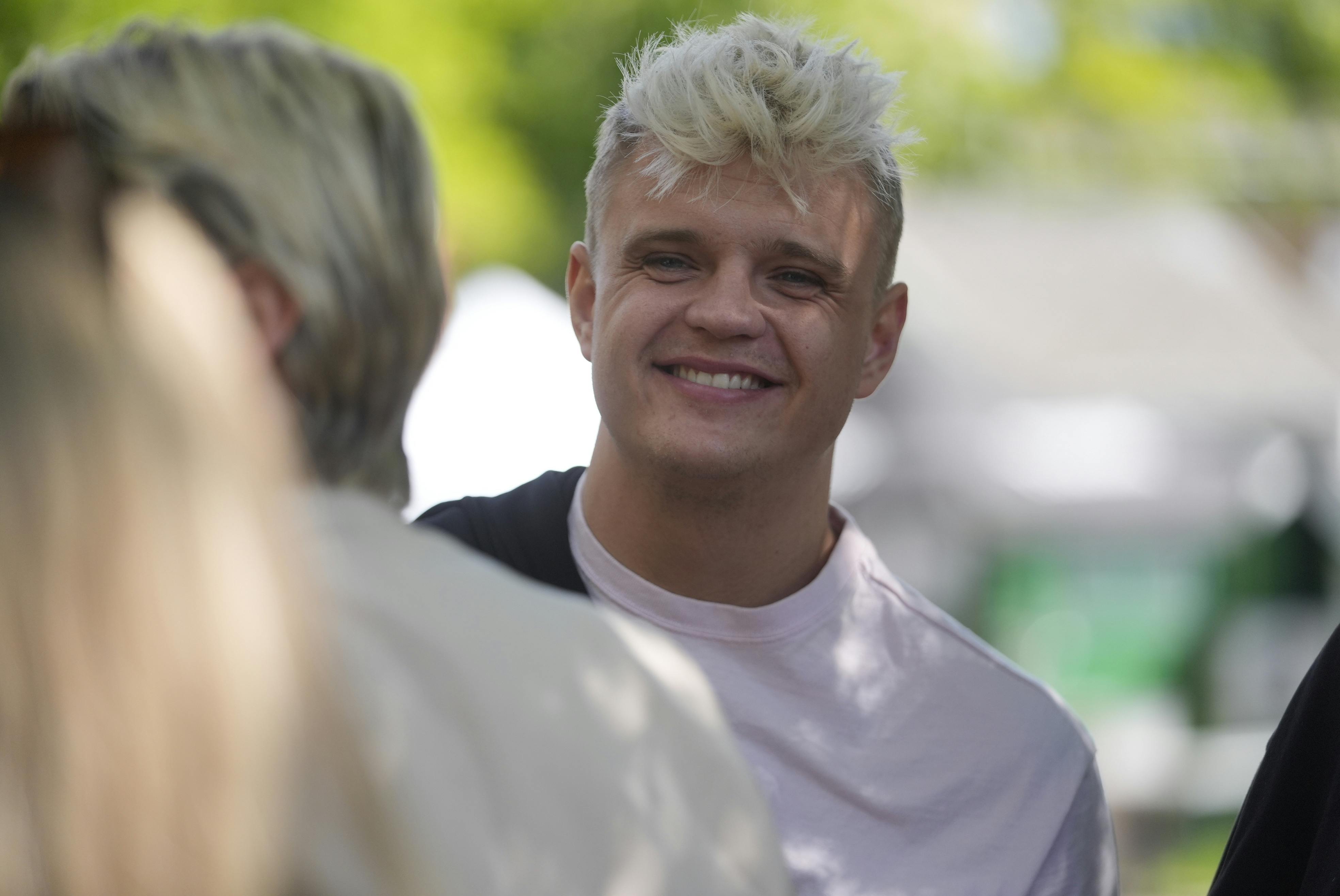 Theis Horndrup kunne dårlige nok bevæge sig rundt mellem de mange fans på bakken.