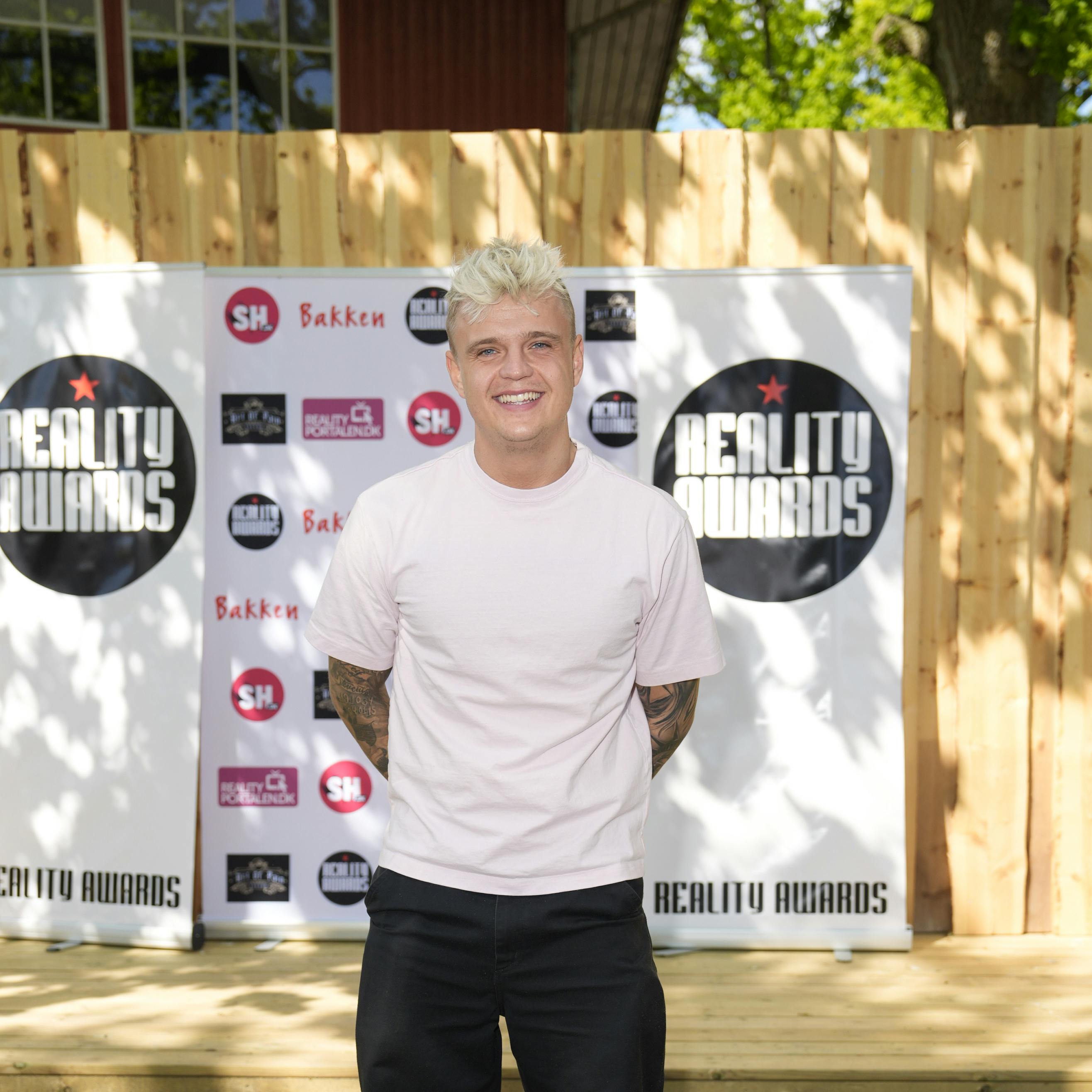 Theis Horndrup løber med alt opmærksomheden til Reality Awards' sommerfest.