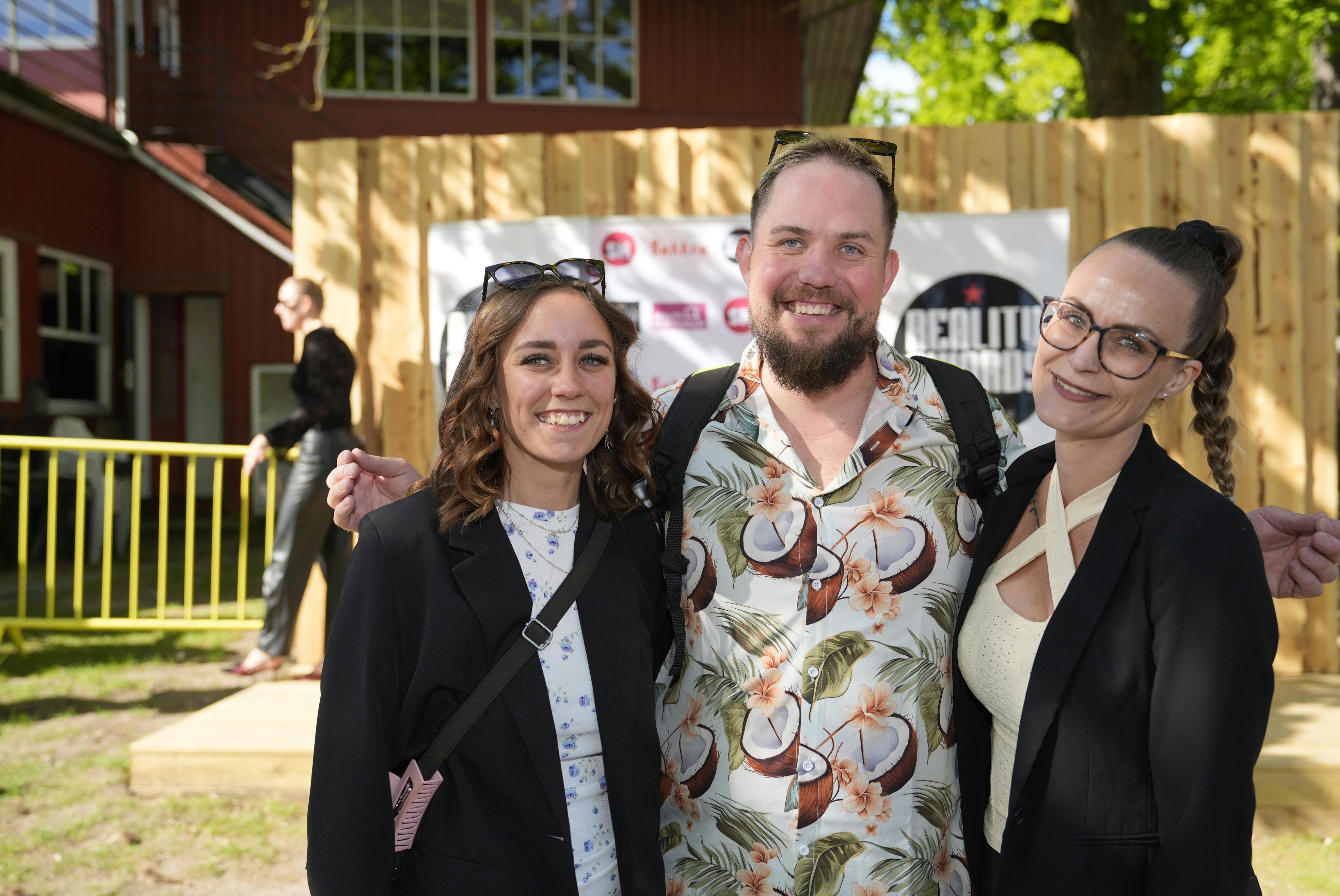 Deltagerne fra "Kærlighed hvor kragerne vender" virker til at være på god fod til Reality Awards' sommerfest. 
