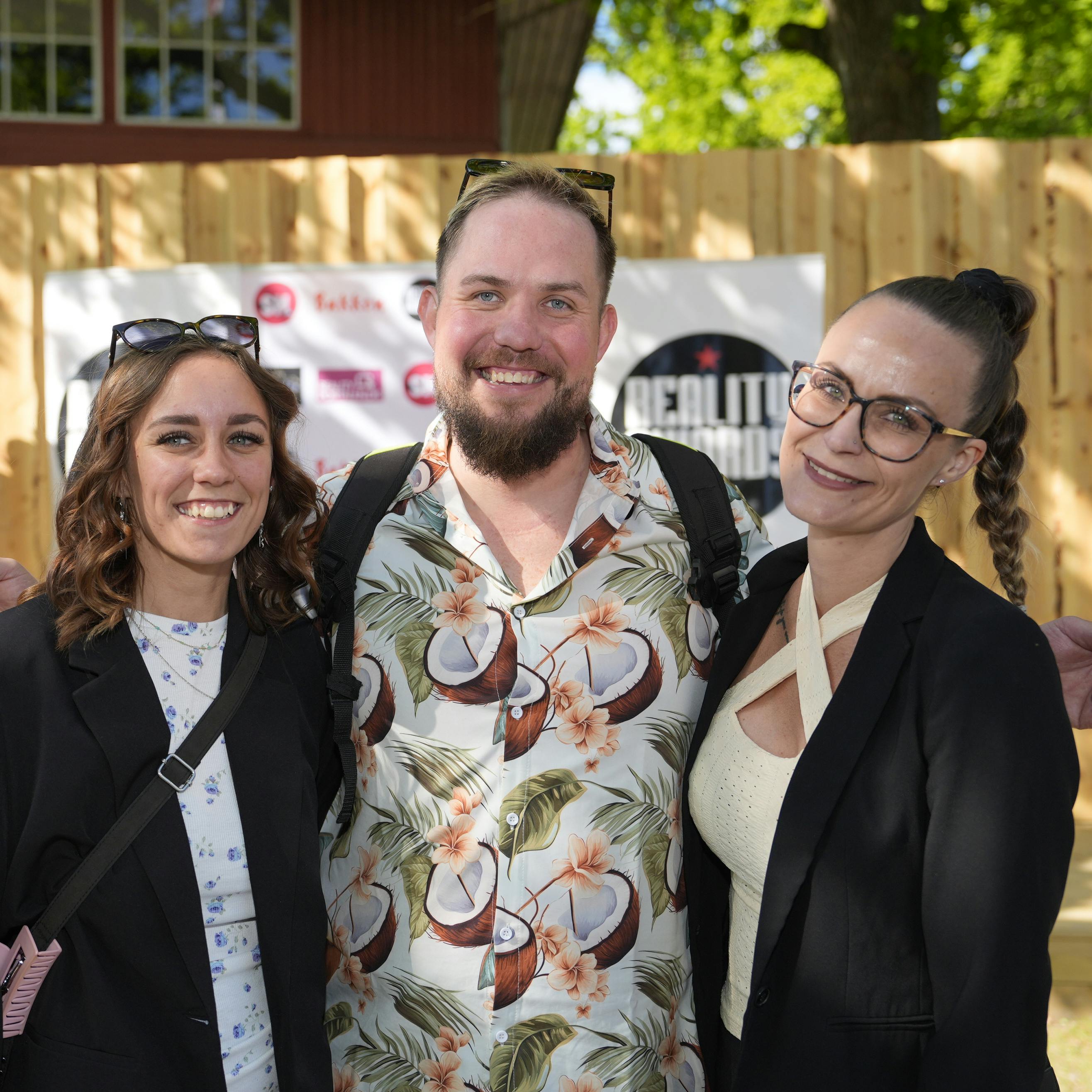 Deltagerne fra "Kærlighed hvor kragerne vender" virker til at være på god fod til Reality Awards' sommerfest.