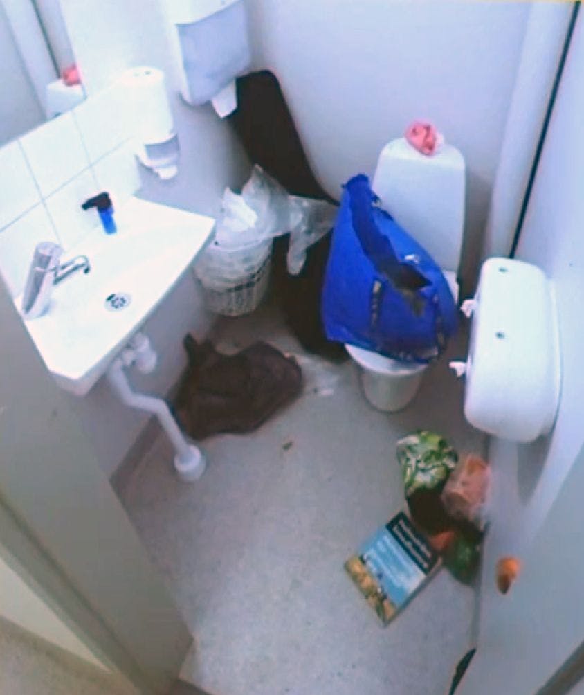 Rickard Andersson opholdt sig på skolens toilet i en ukendt periode før masseskyderiet. Her fandt politiet både forsyninger, våbentilbehør og rester af amfetamin. Obduktionen bekræfter, at Andersson var påvirket af narkotika under angrebet.